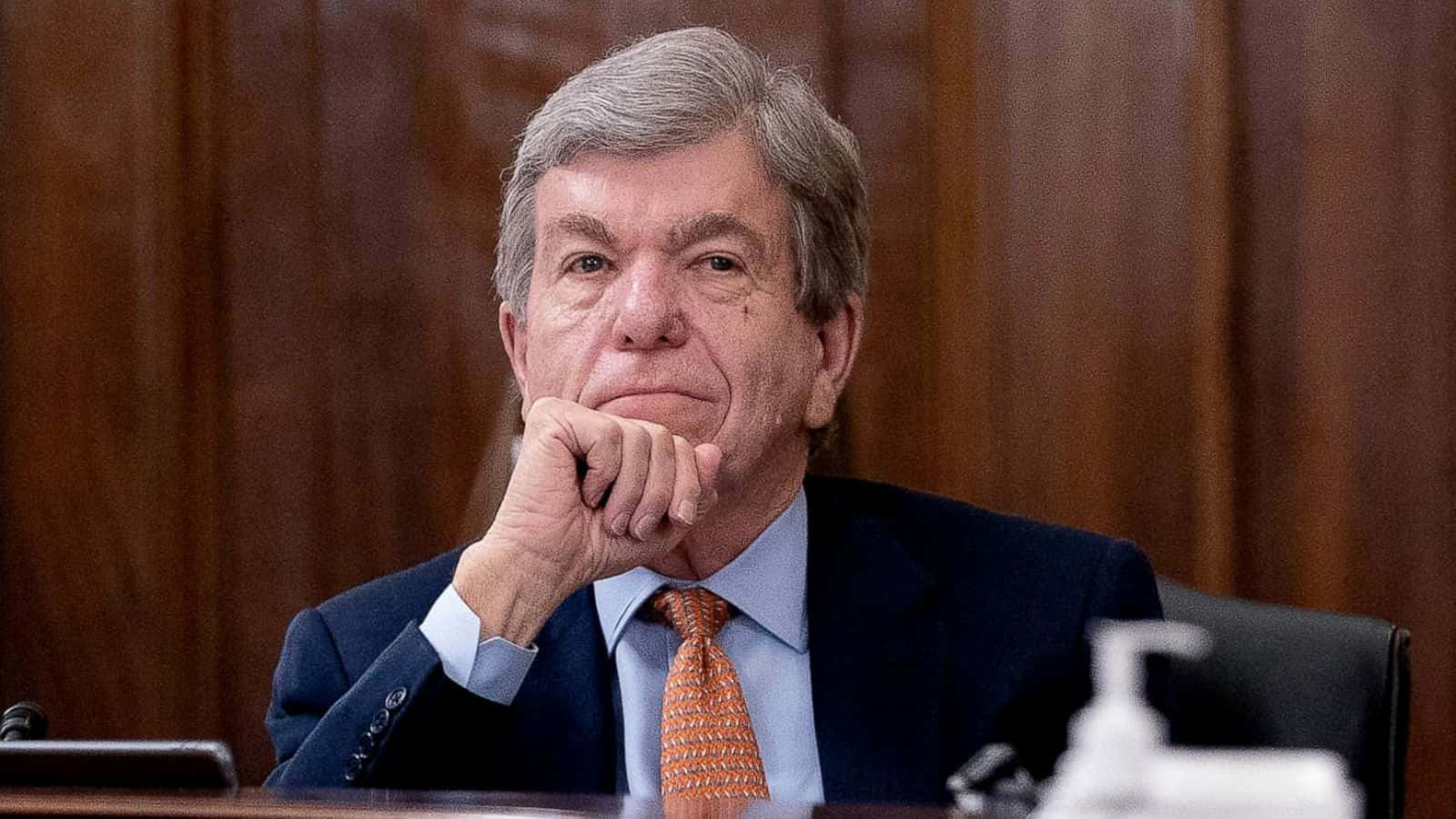 Roy Blunt, suit, wooden table, HD Desktop Wallpaper