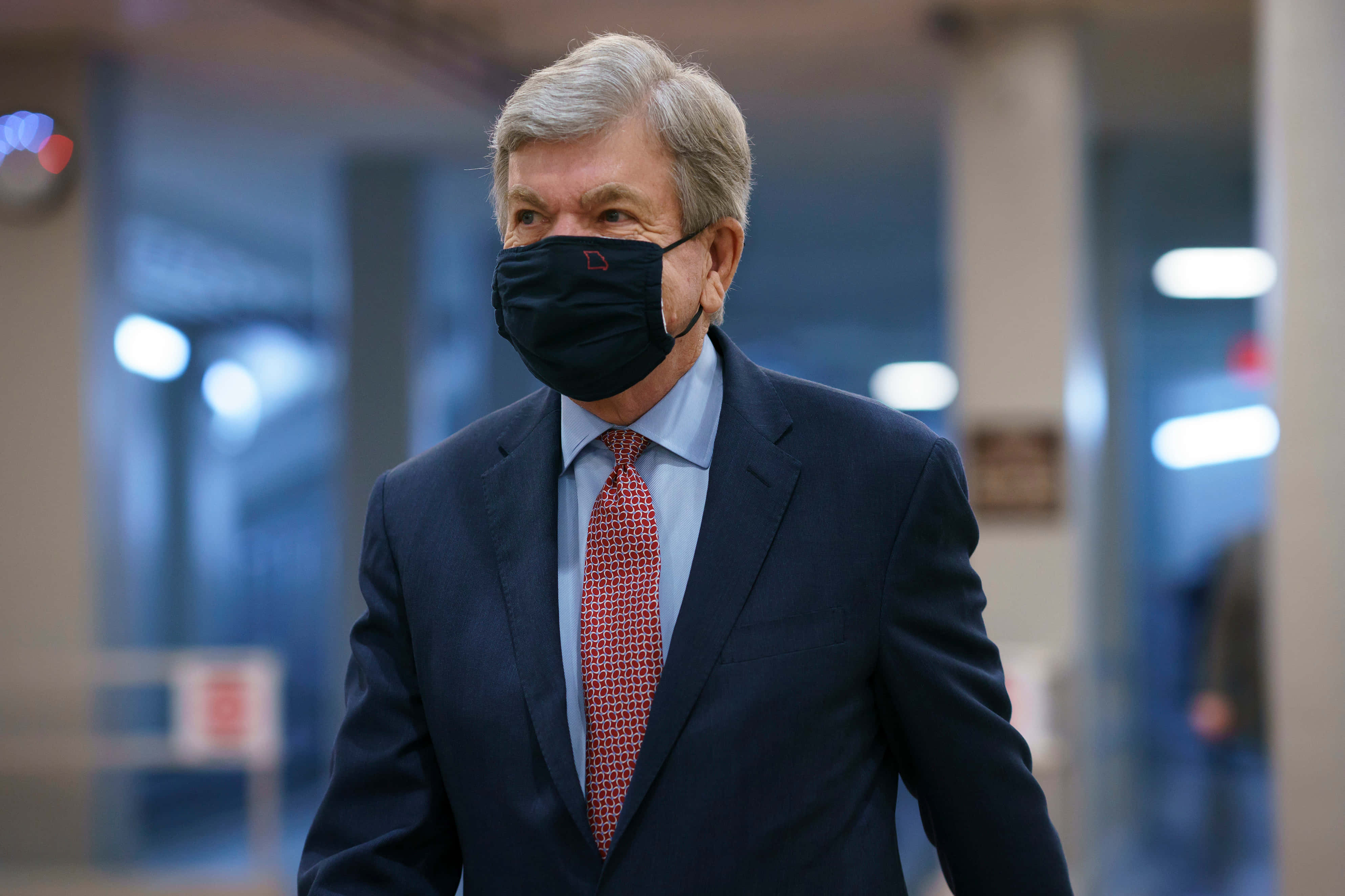 Roy Blunt, dark suit, red patterned tie, 4K Desktop Wallpaper