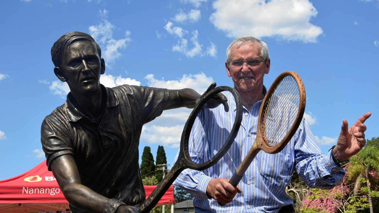 Roy Emerson, bronze statue, vintage tennis rackets, HD Desktop Wallpaper