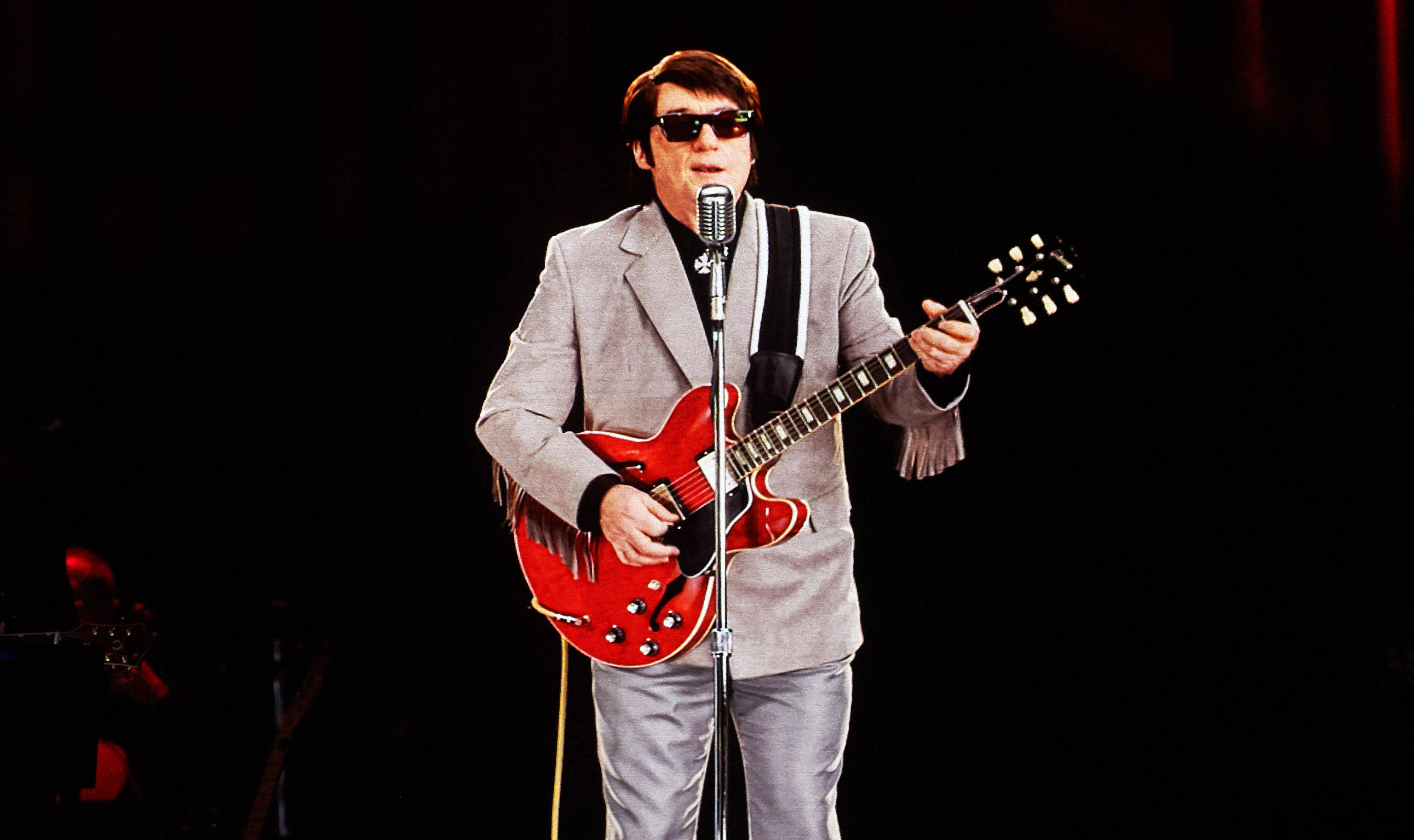 Roy Orbison, grey suit, red electric guitar, 2K Desktop Wallpaper