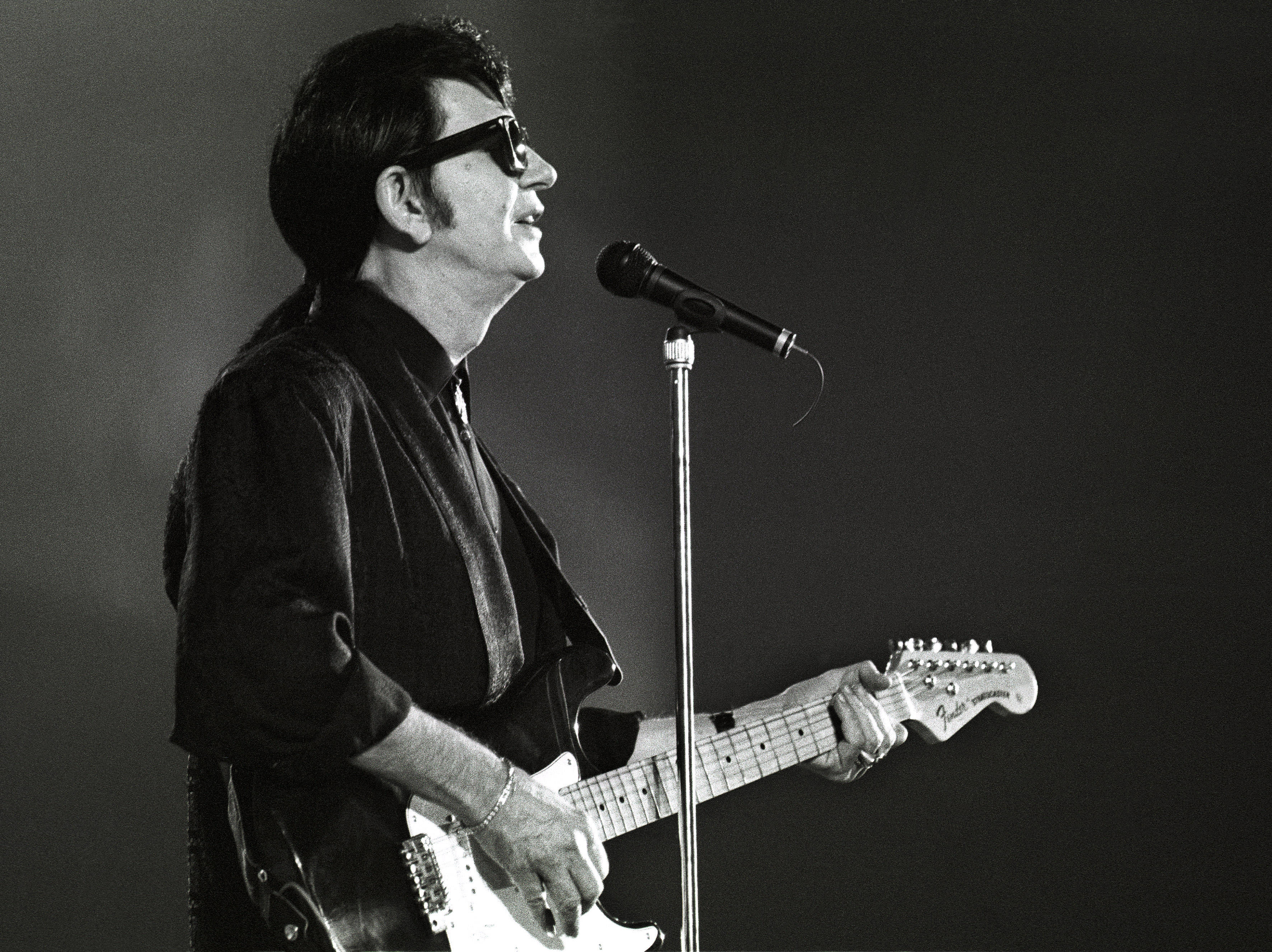Roy Orbison, black and white, electric guitar, 2K Desktop Wallpaper