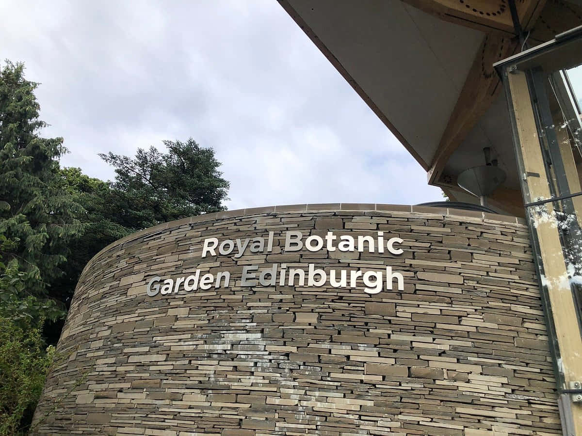 Royal Botanic Garden Edinburgh, entrance sign, curved stone wall, SD Desktop Wallpaper