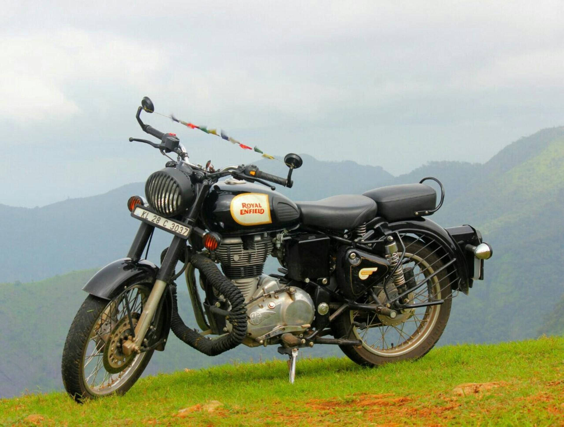 Royal Enfield HD 350, black, grassy hilltop, Full HD Desktop Wallpaper