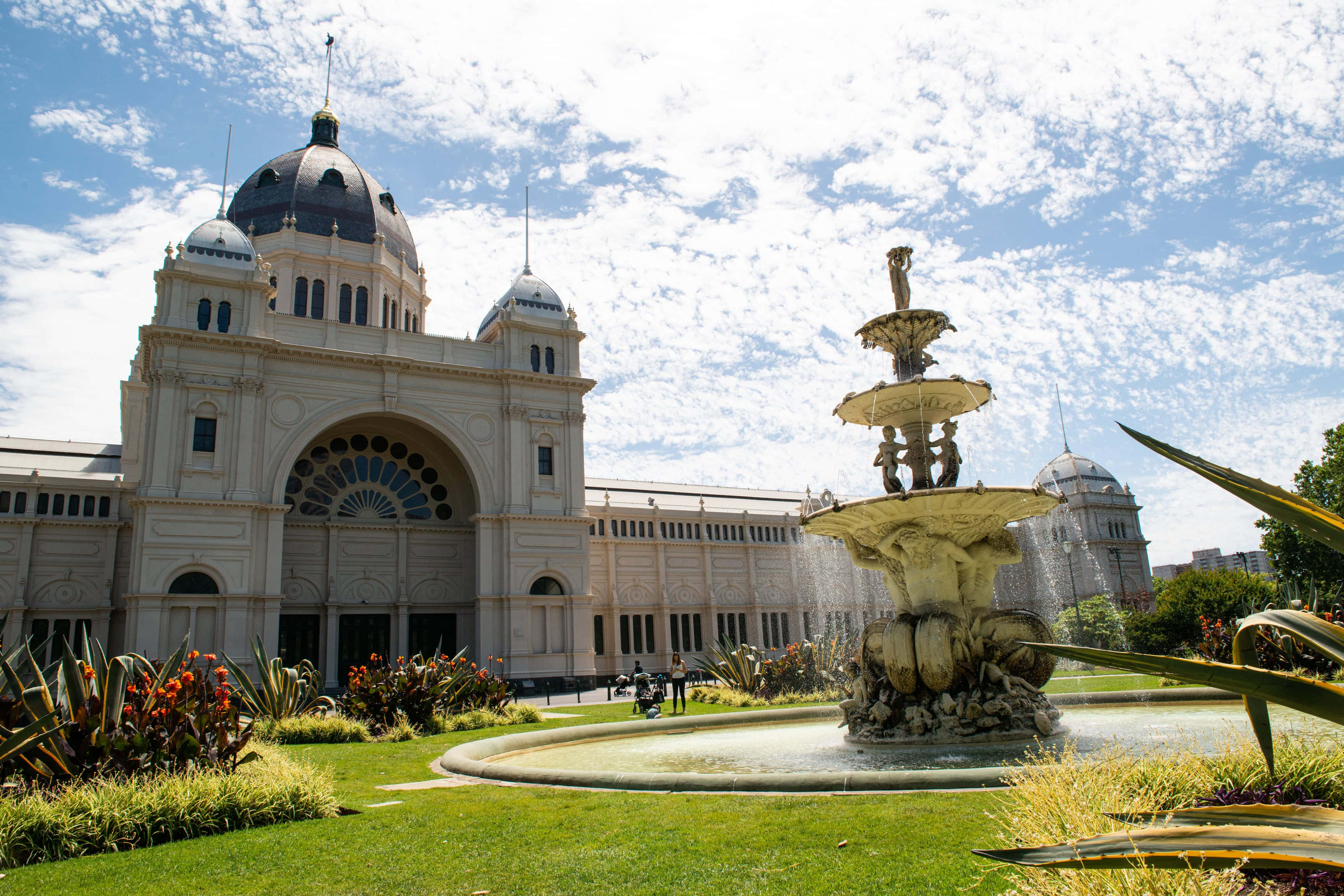 Royal Exhibition Building, fountain, domed roof, 2K Desktop Wallpaper