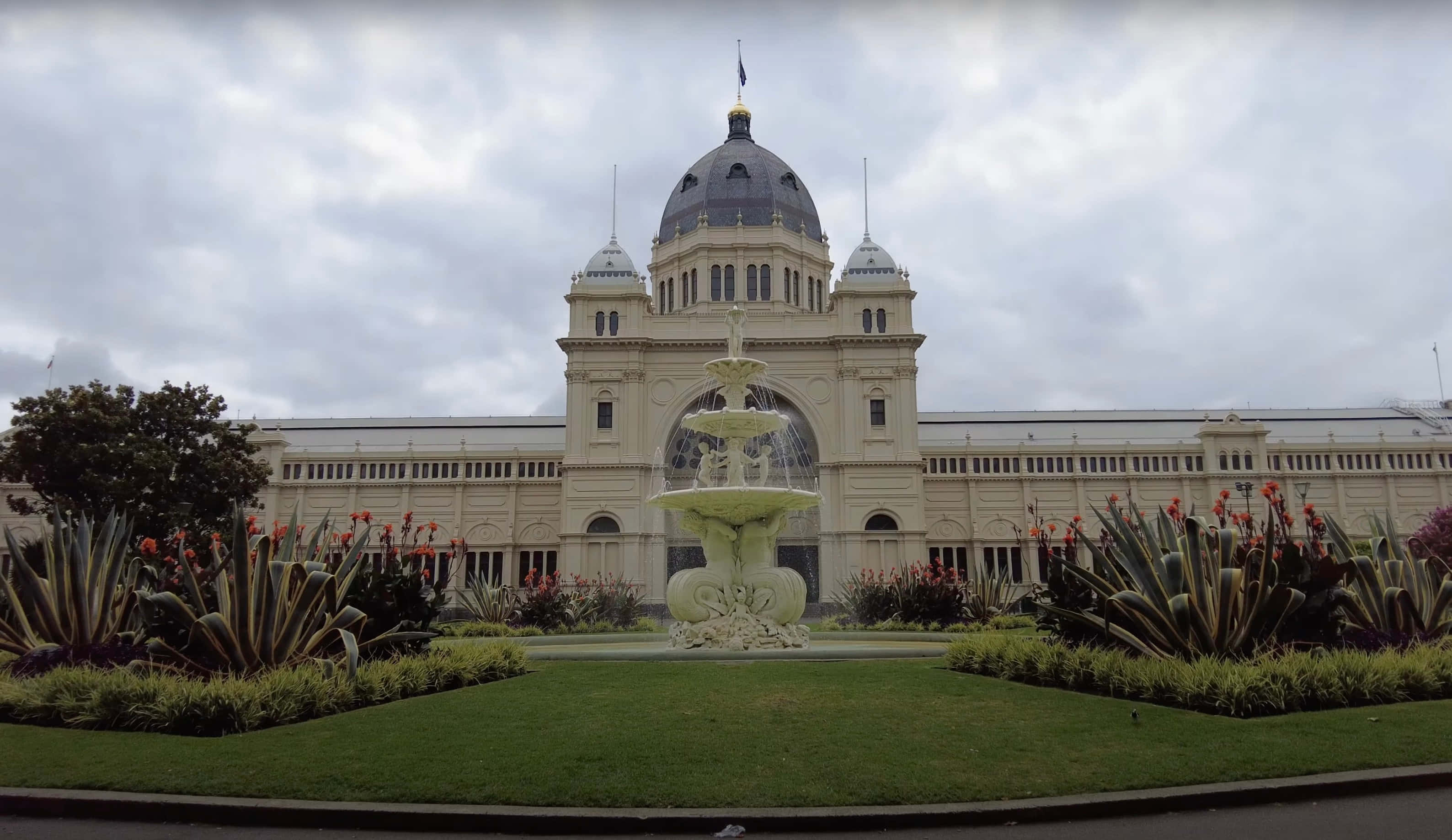Royal Exhibition Building, fountain, domed roof, 2K Desktop Wallpaper