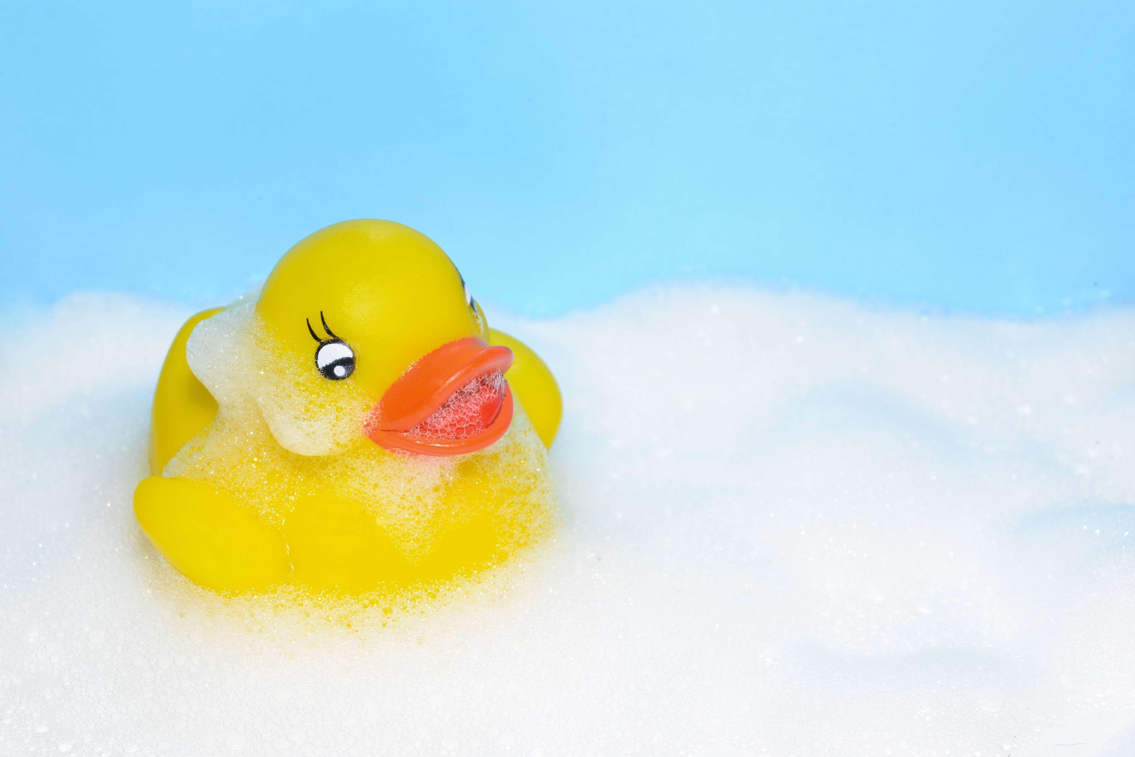 Yellow Rubber Duck, big eyes, sea of white bath foam, 4K Desktop Wallpaper