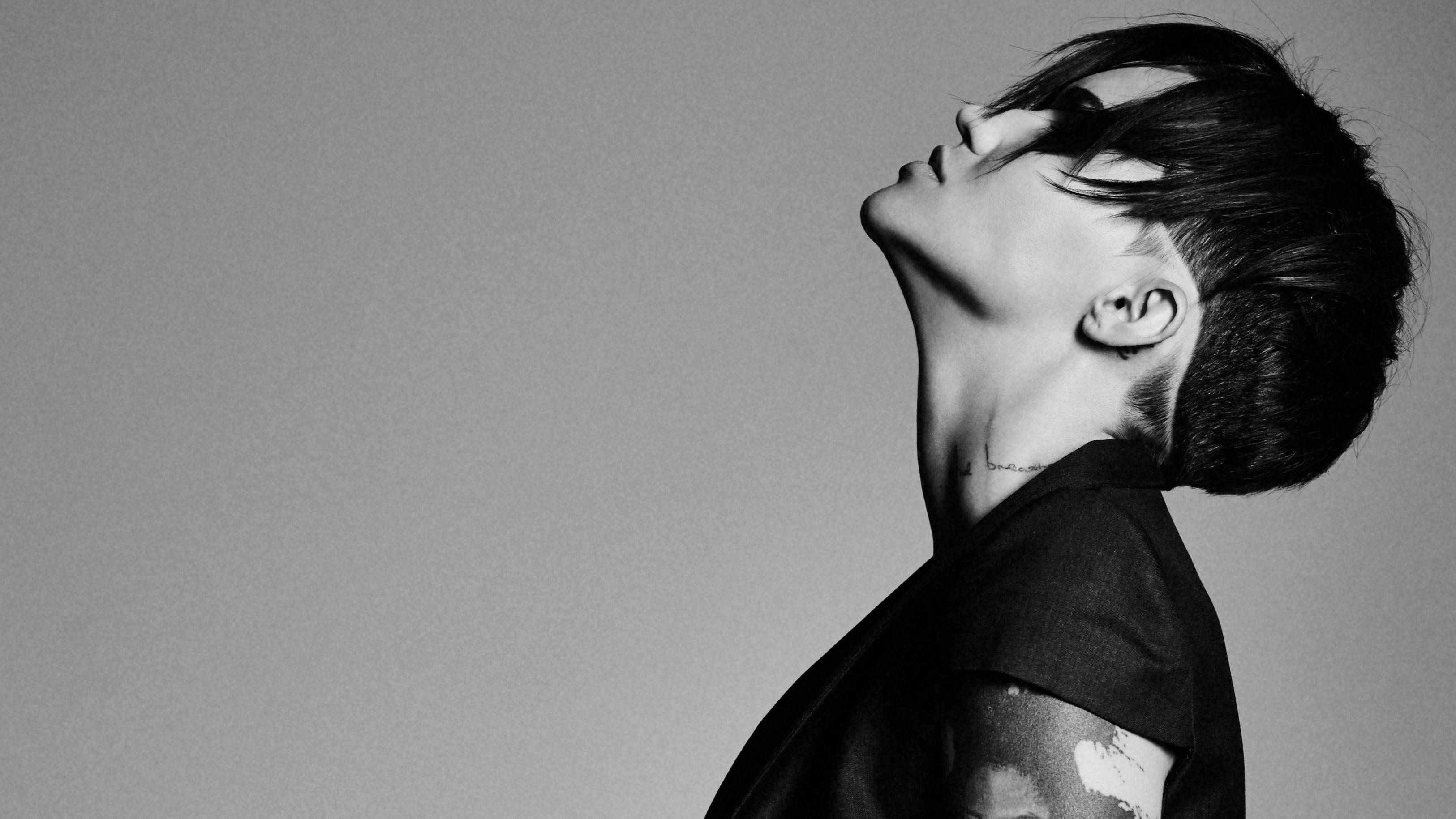 Ruby Rose, side profile, black and white portrait, 2K Desktop Wallpaper