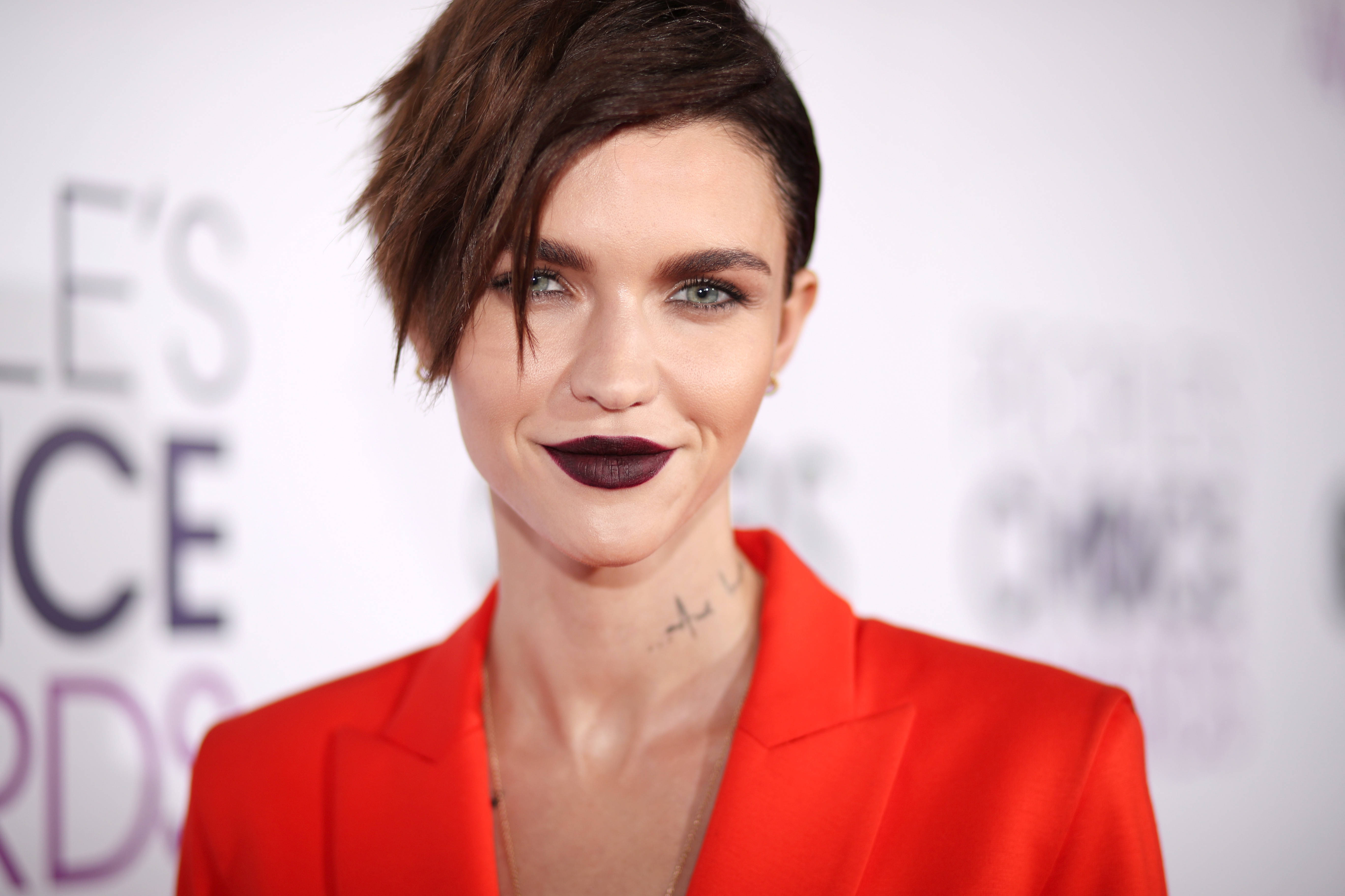 Ruby Rose, 2017 People's Choice Awards, vibrant red blazer, 5K Desktop Wallpaper