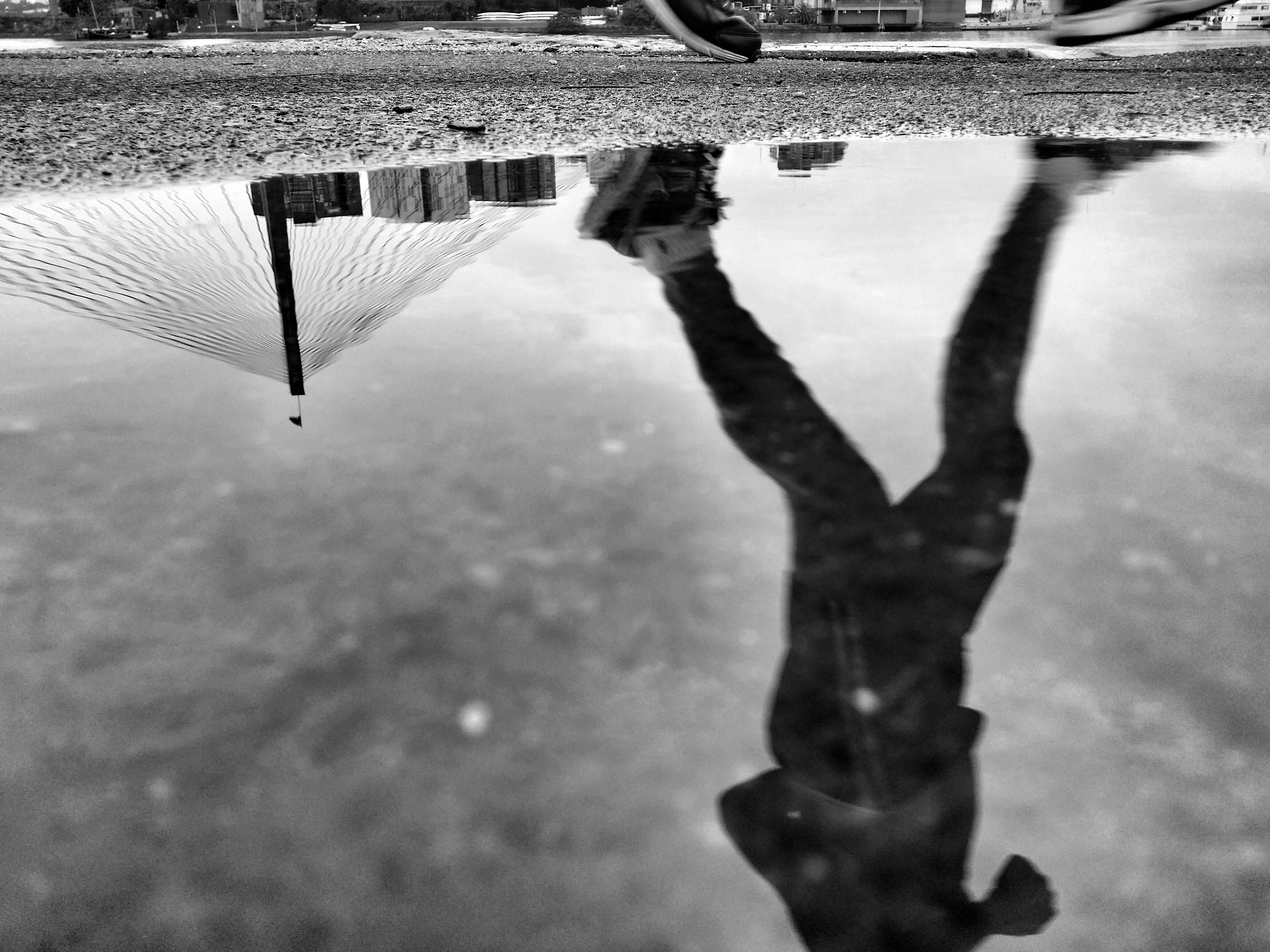Runner, reflection on water, puddle, 4K Desktop Wallpaper