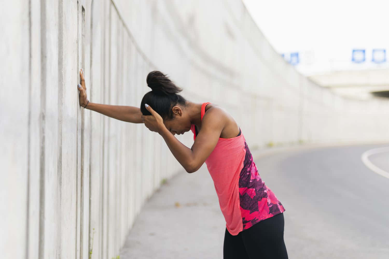 Giddy Jogger, concrete wall, curved road, HD Desktop Wallpaper