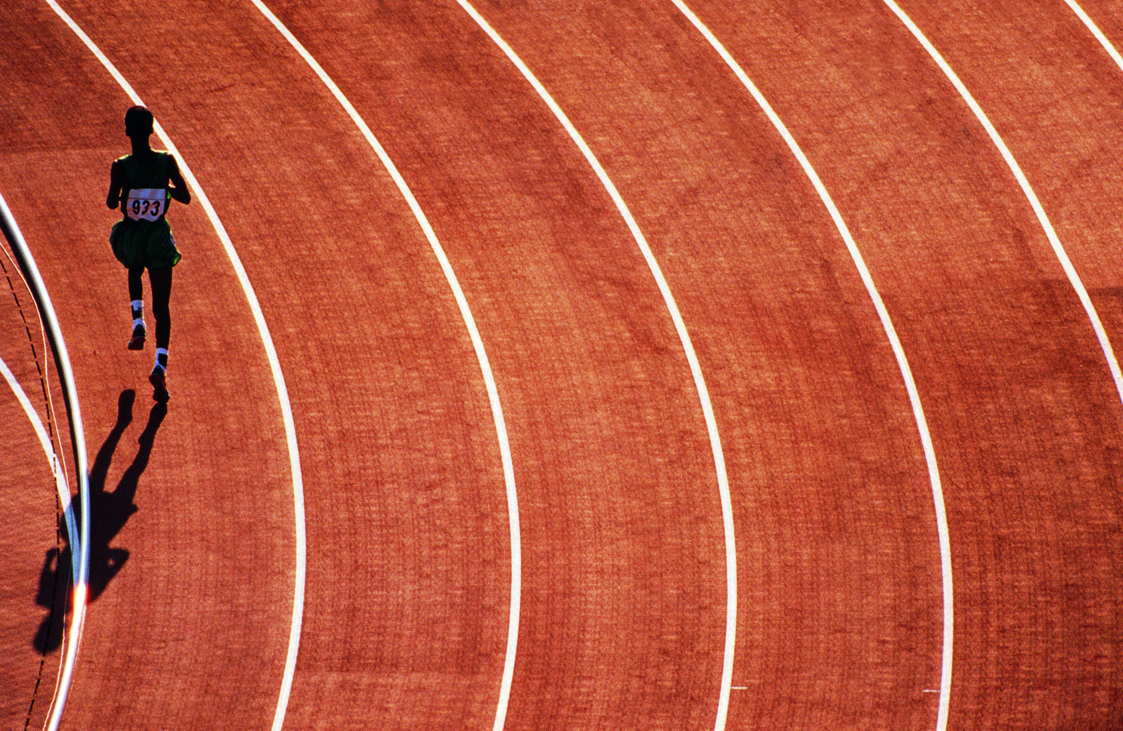 running track, green uniform, curved red track, 2K Desktop Wallpaper
