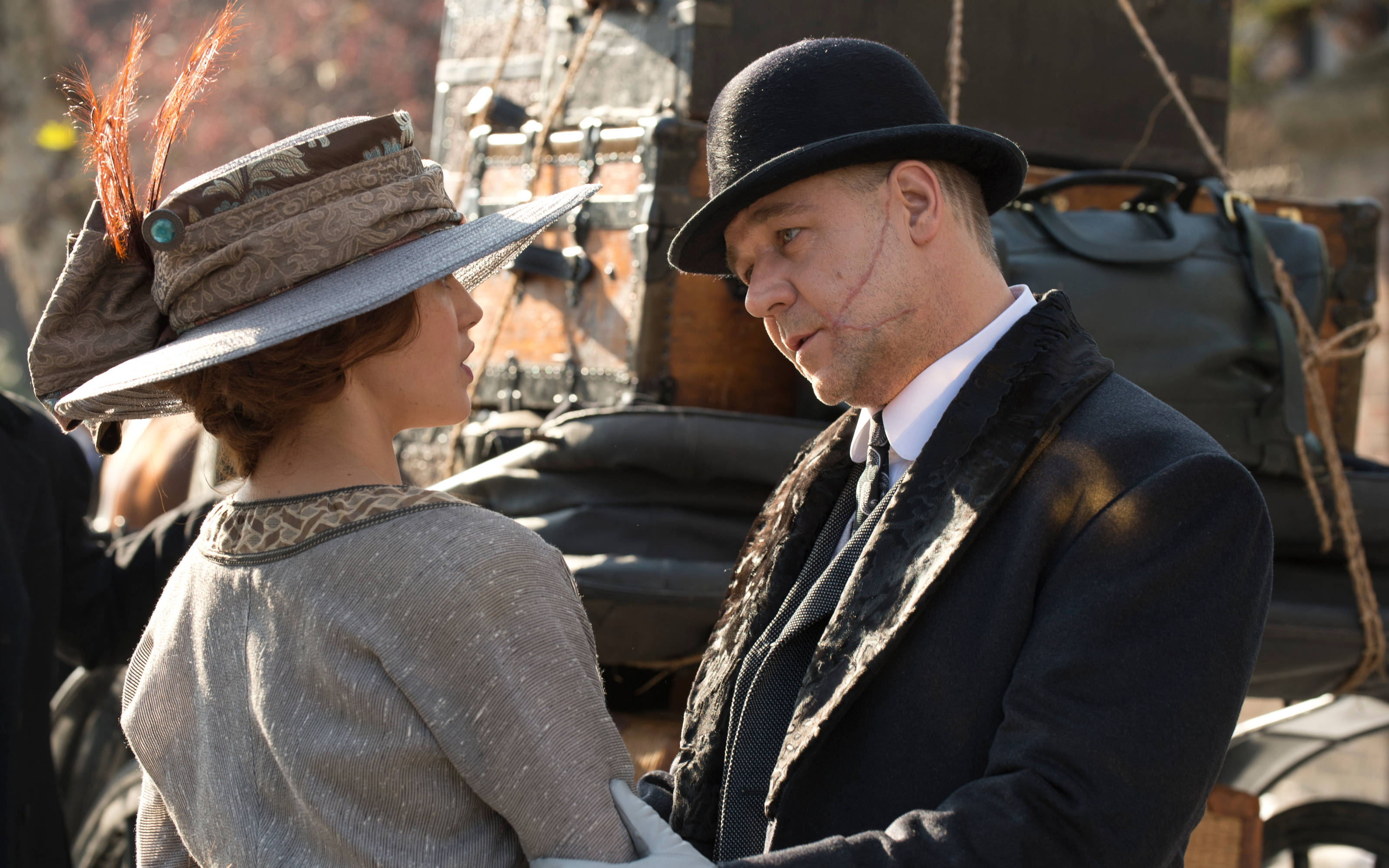 Russell Crowe, pearly soames, bowler hat, 2K Desktop Wallpaper