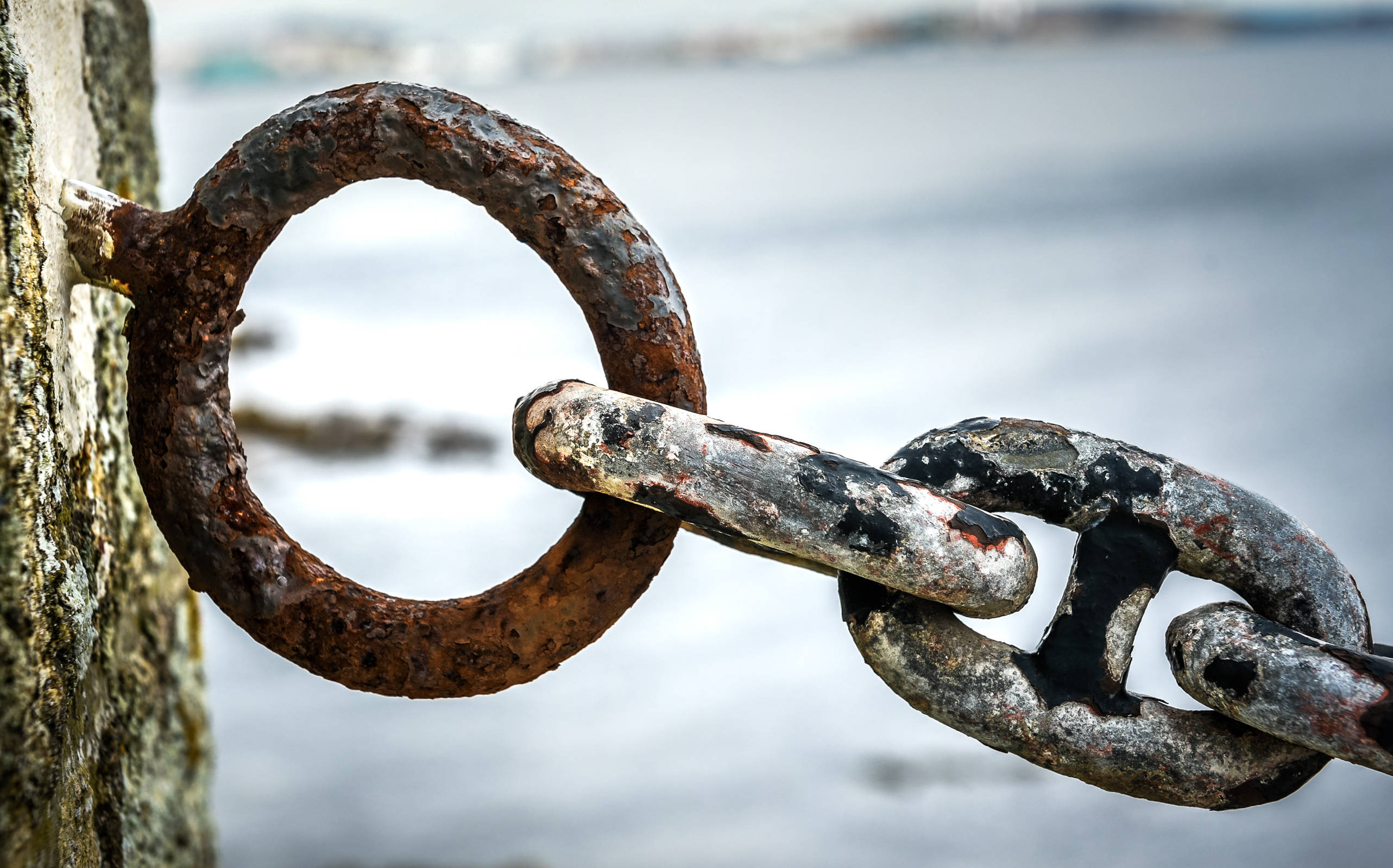 old rusty iron chain, rust, stone wall, 2K Desktop Wallpaper