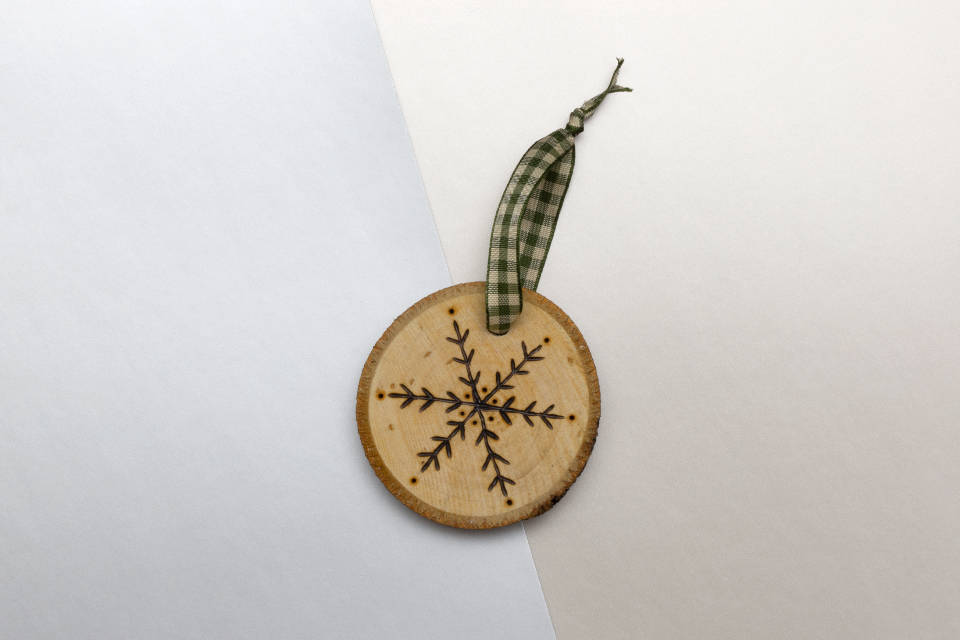 rustic christmas, wooden snowflake ornament, green plaid ribbon, SD Desktop Wallpaper