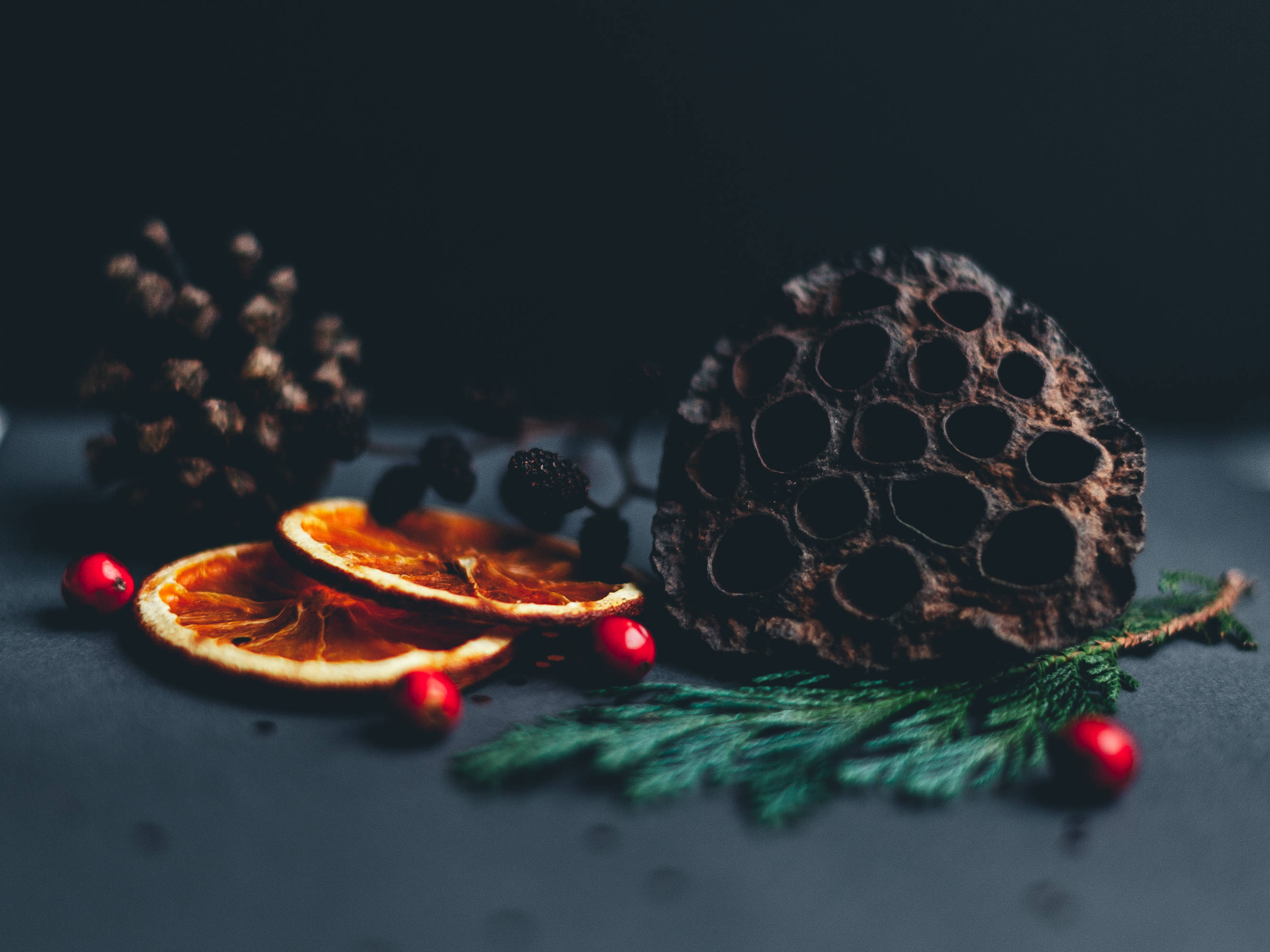 Rustic Christmas, dried orange slices, pinecone, 2K Desktop Wallpaper