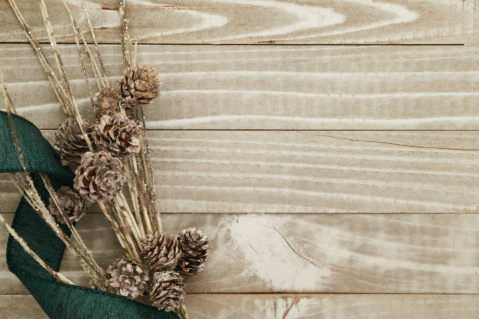 Rustic Christmas table, dried pinecones, twigs, SD Desktop Wallpaper
