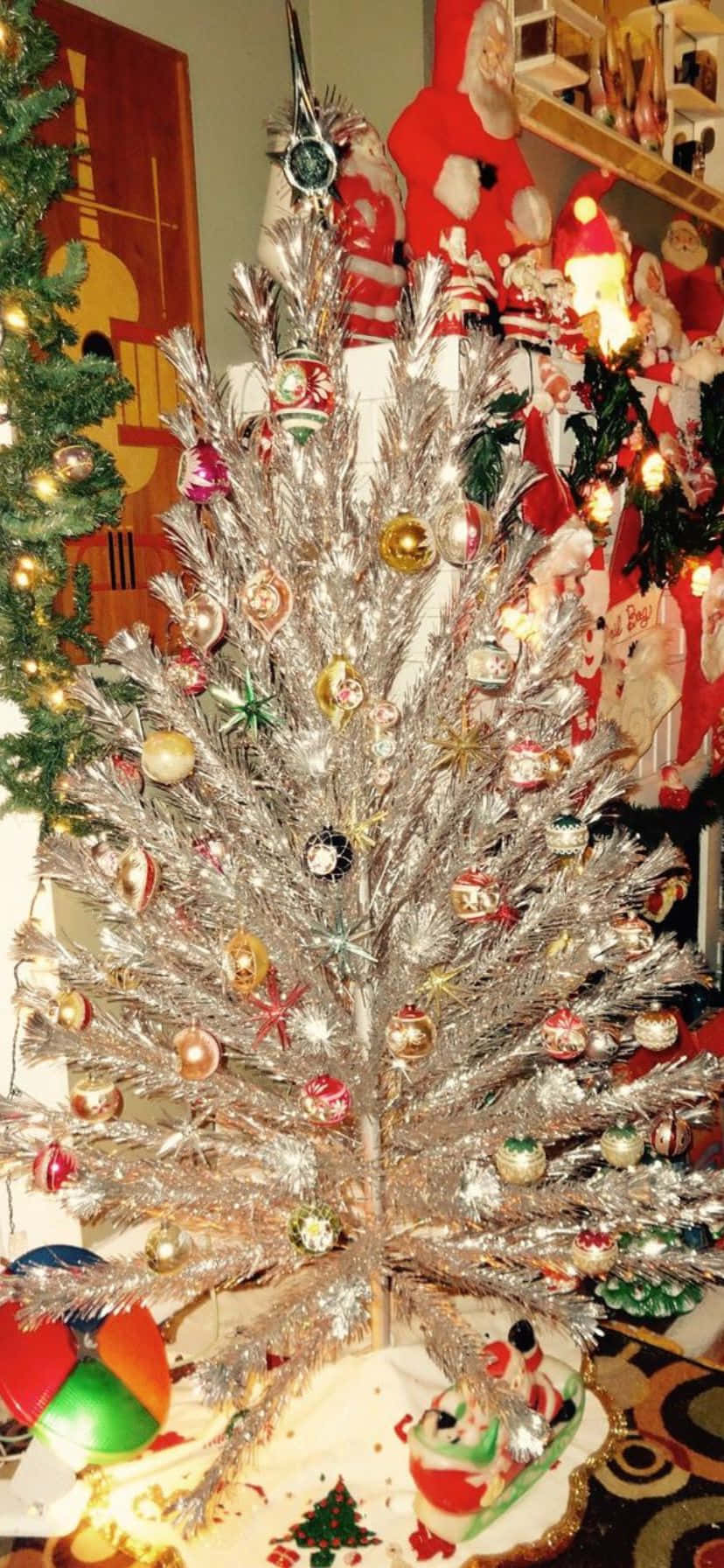 vintage silver tinsel Christmas tree, colorful ornaments, star lights, HD Phone Wallpaper