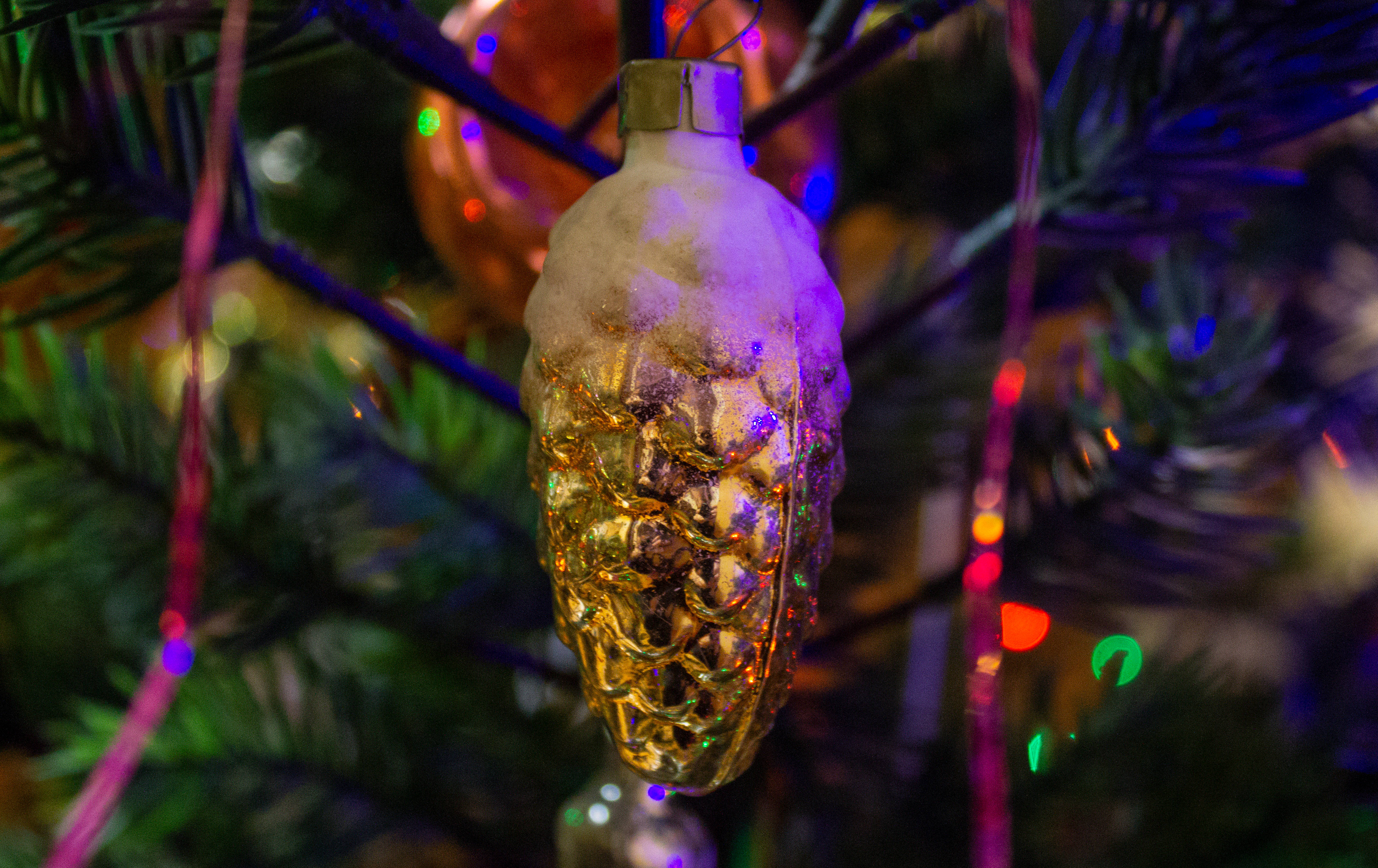 gold pinecone-shaped ornament, snow, Christmas tree, 4K Desktop Wallpaper