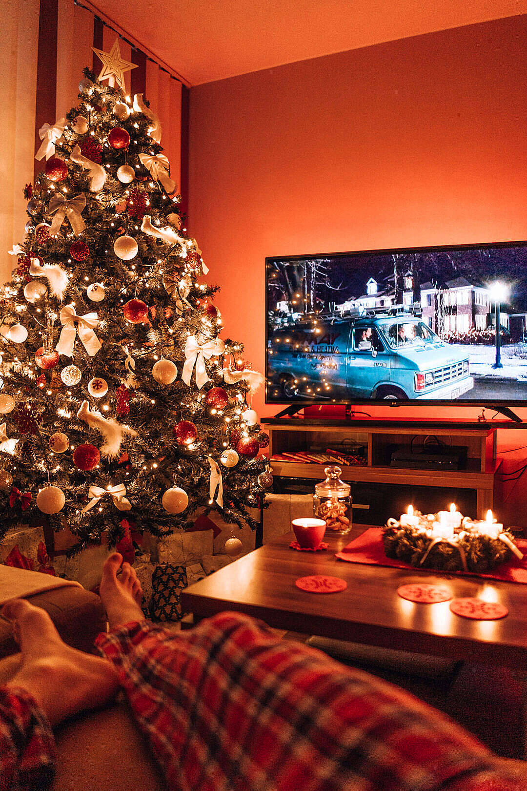 Rustic Christmas, plaid pajamas, glowing Christmas tree, HD Phone Wallpaper