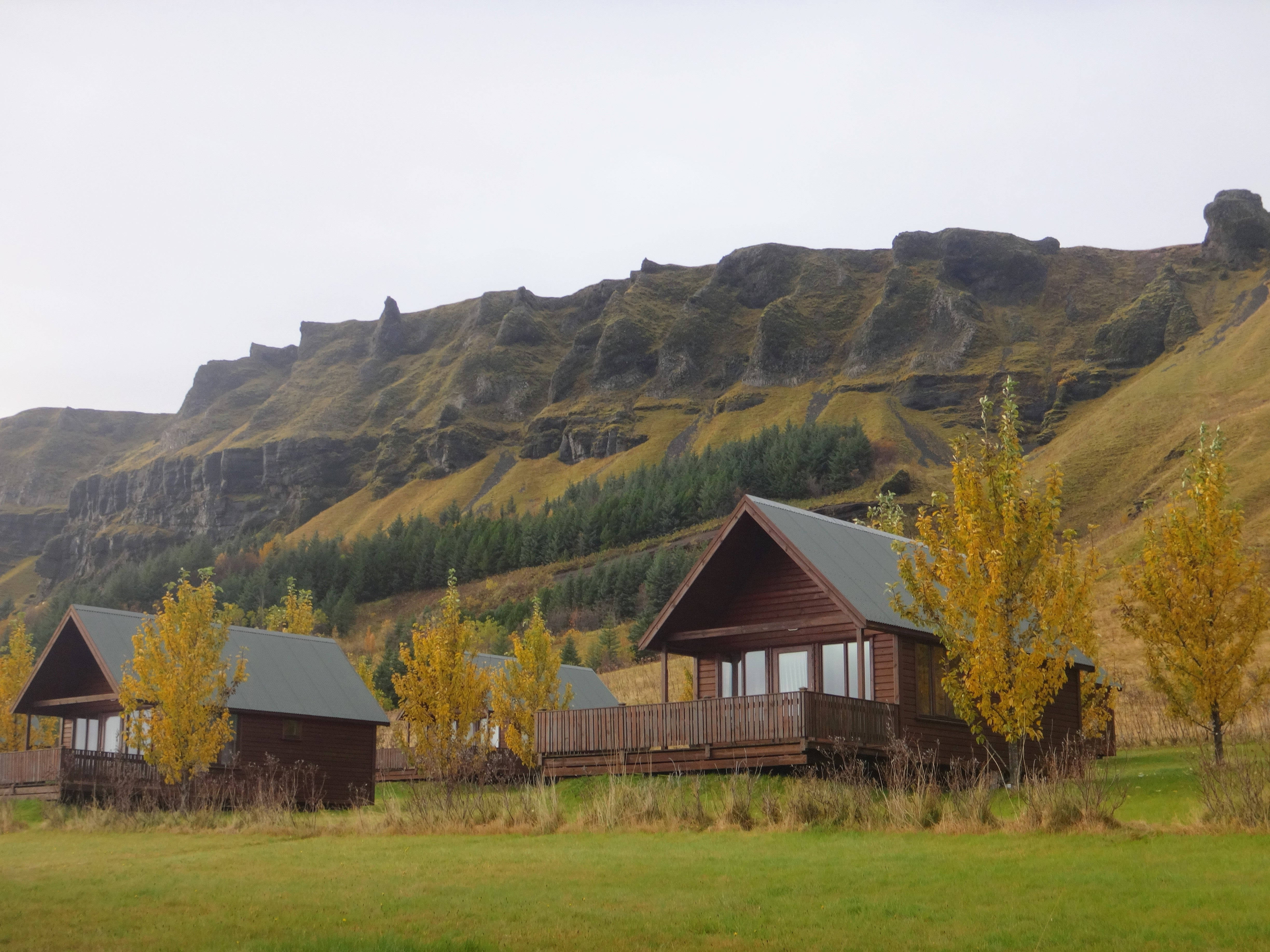 rustic fall cabin, mountains, gray roofs, 4K Desktop Wallpaper
