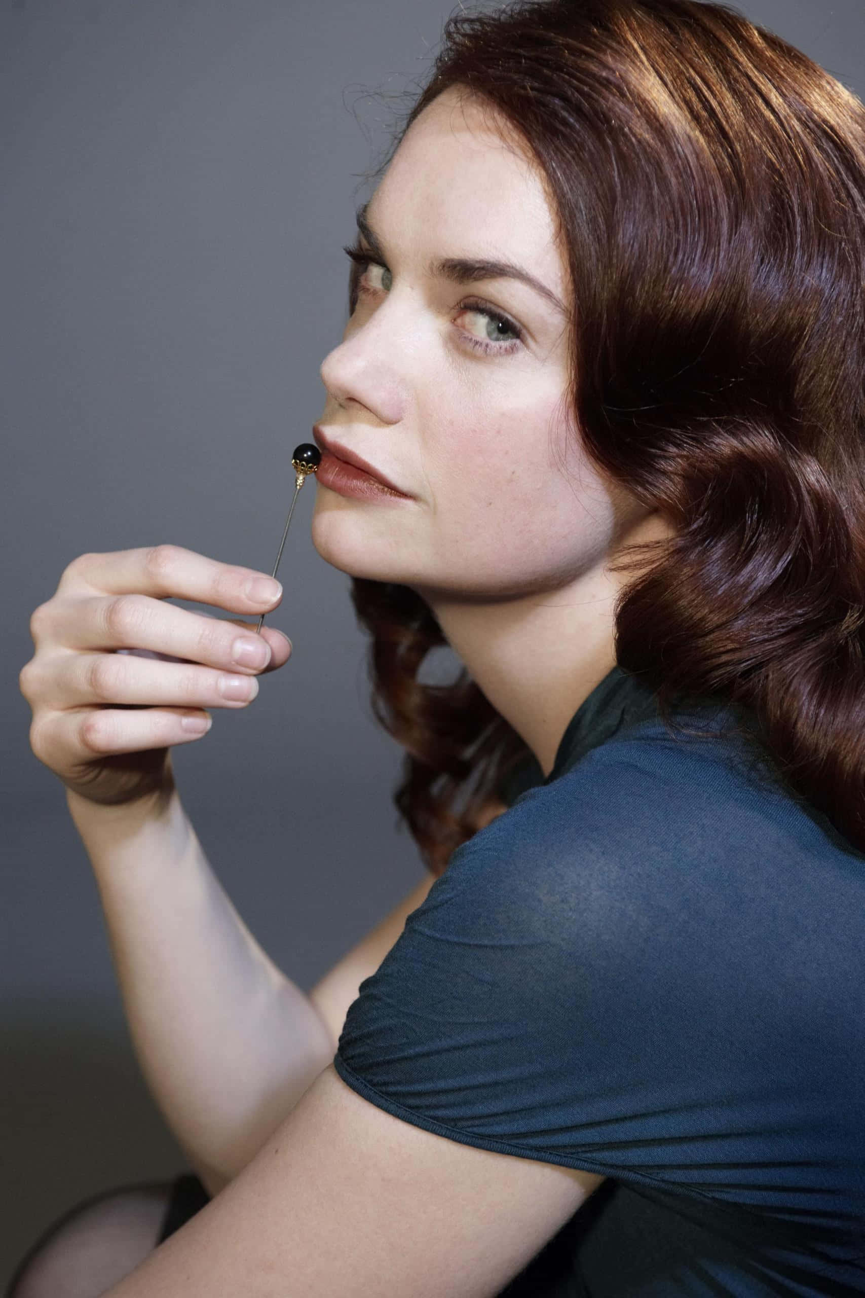 Ruth Wilson, red gown, auburn hair, 2K Phone Wallpaper