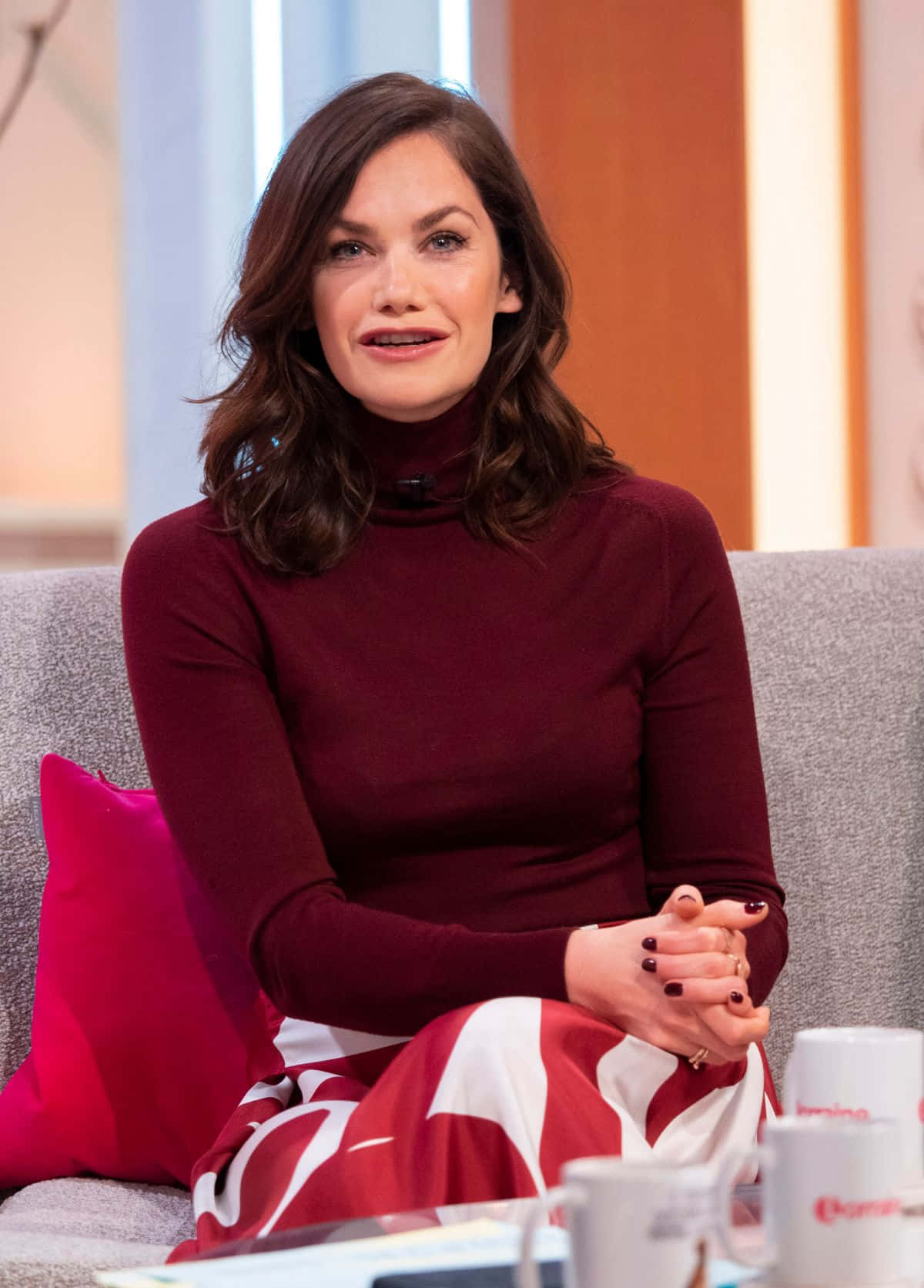 Ruth Wilson, dark hair, gray couch, HD Phone Wallpaper