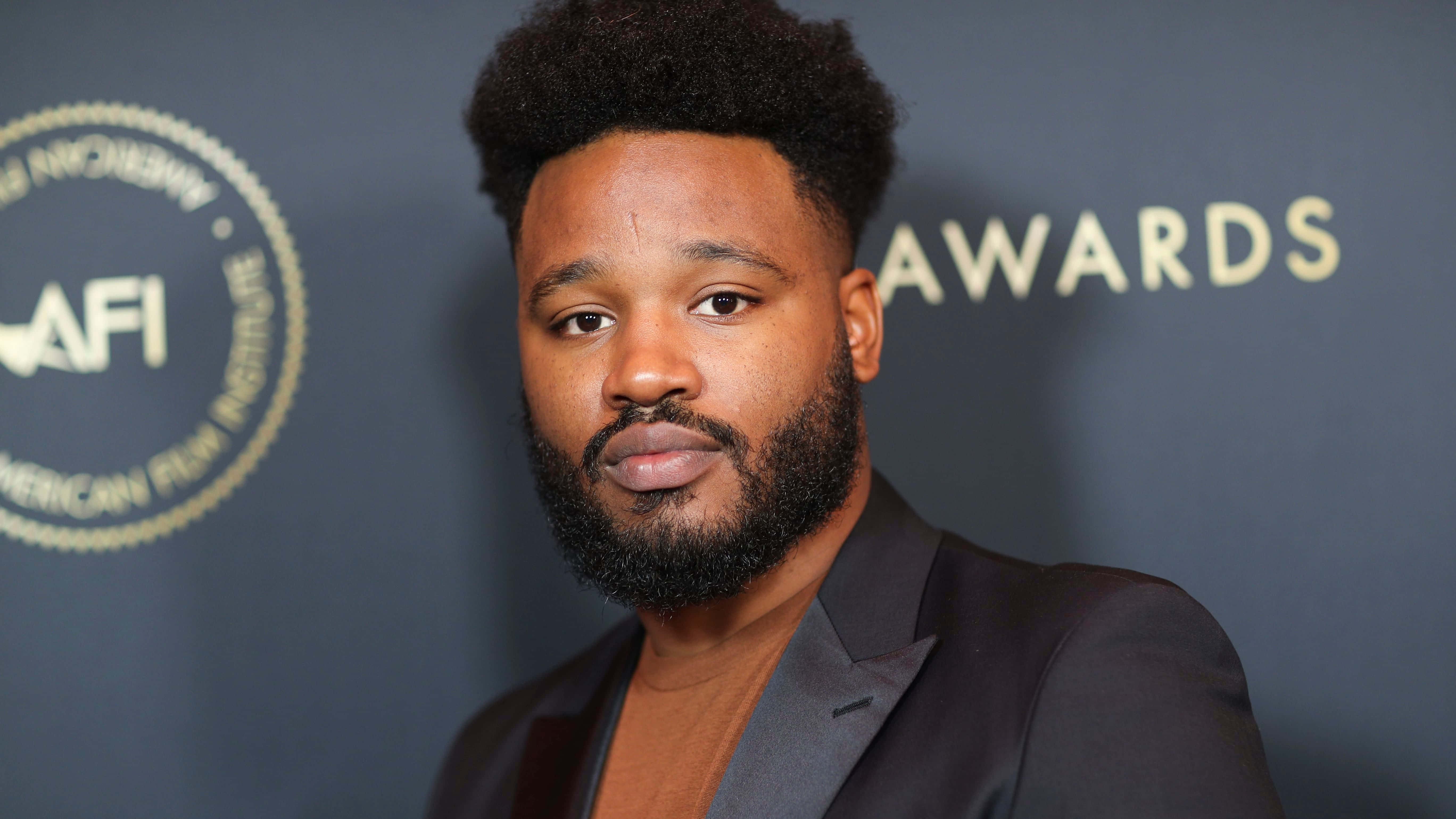 Ryan Coogler, dark suit, blue awards backdrop, 5K Desktop Wallpaper