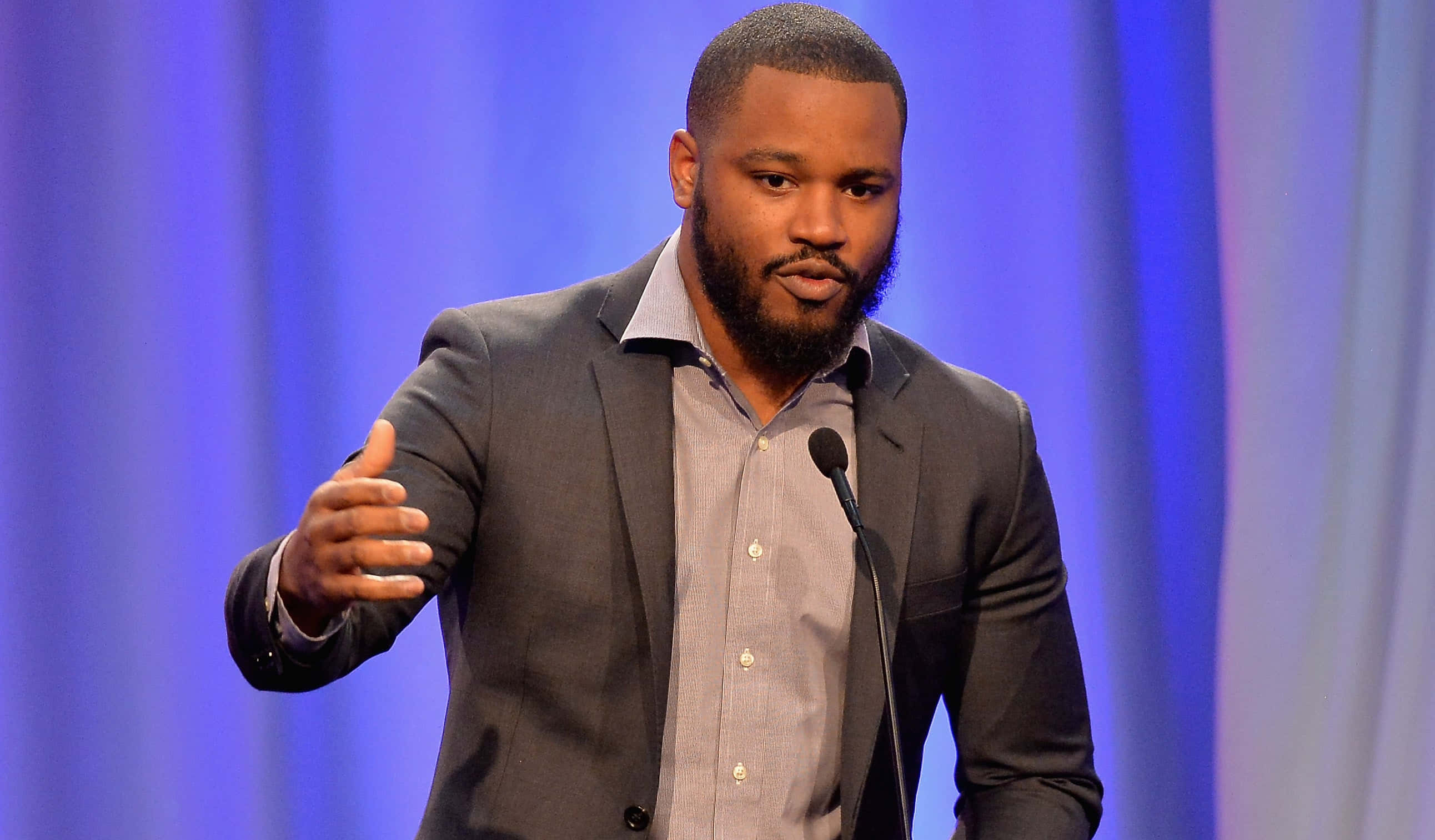 Ryan Coogler, gray suit, microphone, 2K Desktop Wallpaper