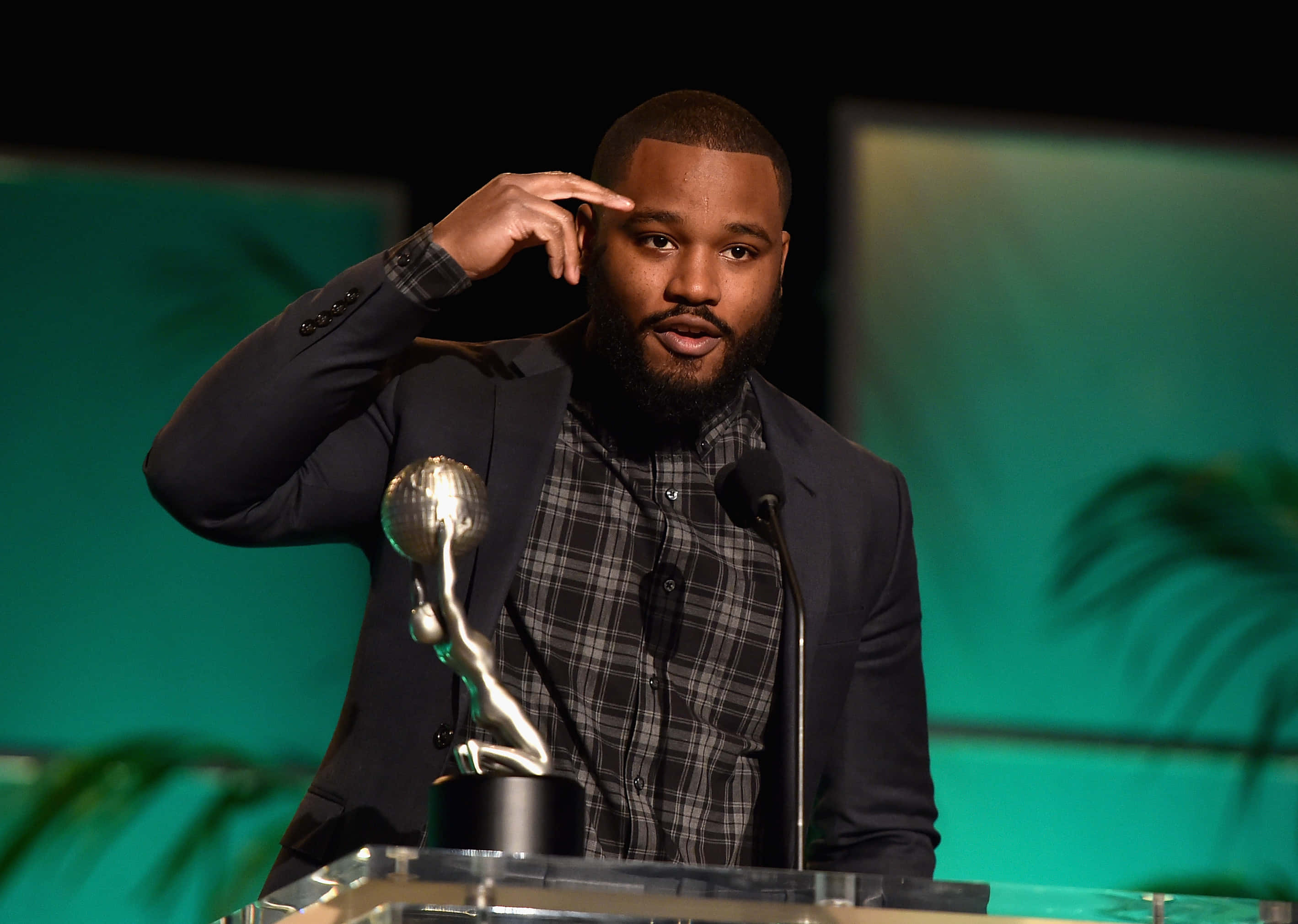 Ryan Coogler, suit, podium, 2K Desktop Wallpaper