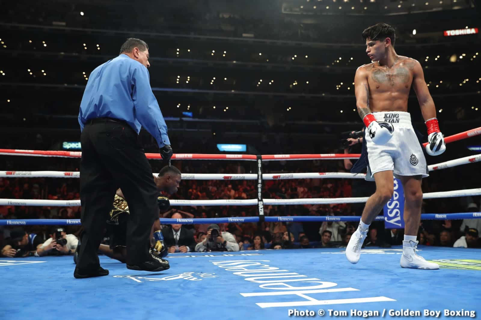 Ryan Garcia, blue ring, referee, HD Desktop Wallpaper
