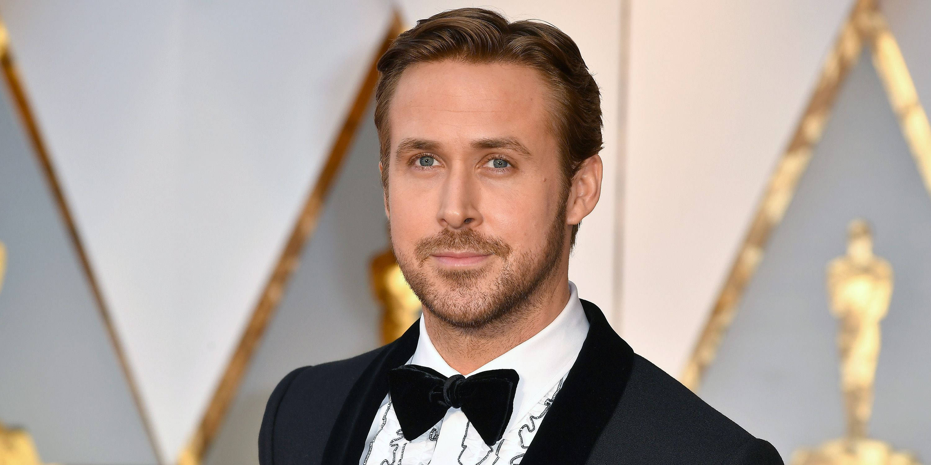 Ryan Gosling, black tuxedo, velvet lapels, 2K Desktop Wallpaper