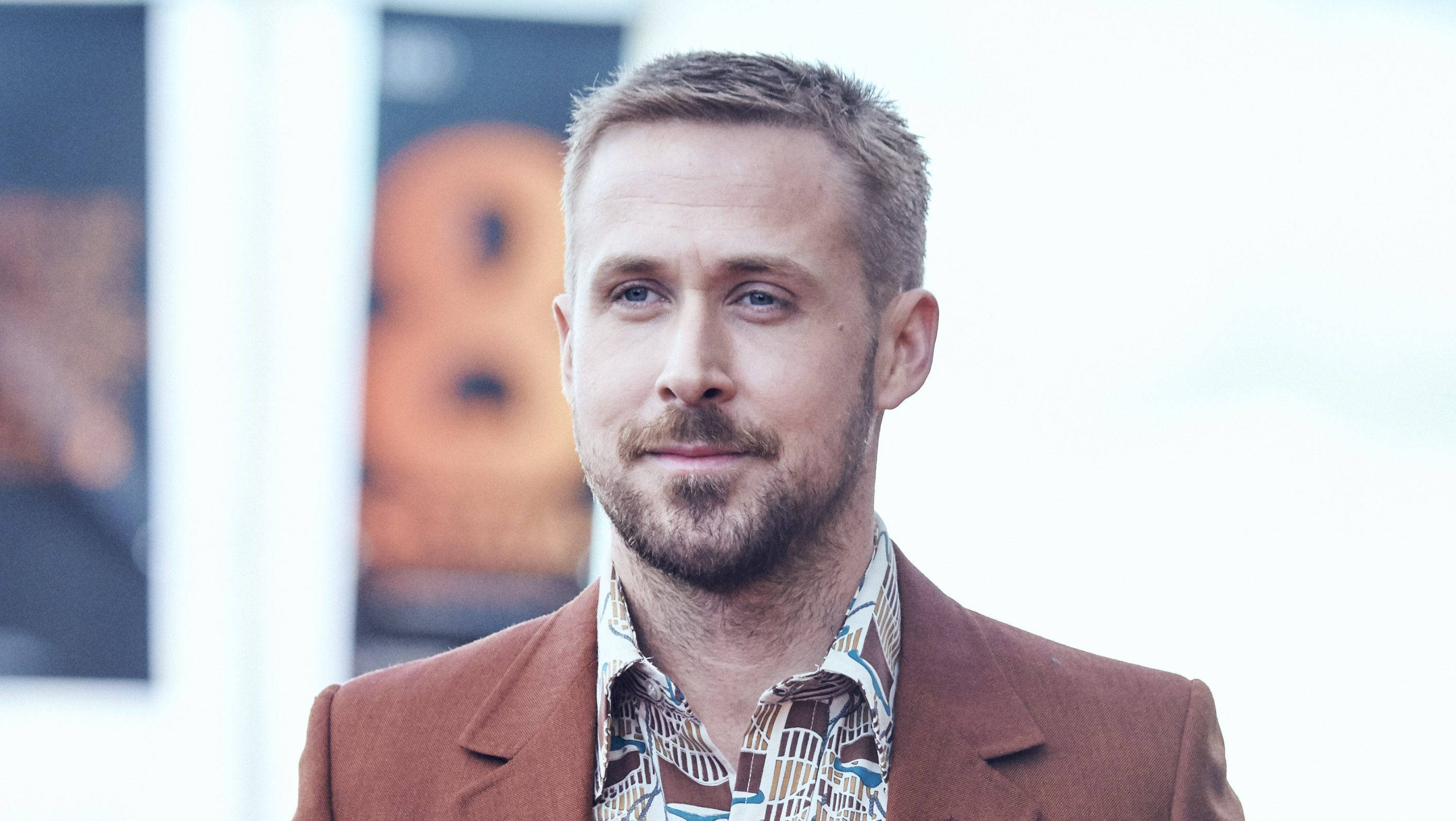 Ryan Gosling, brown blazer, patterned shirt, 2K Desktop Wallpaper
