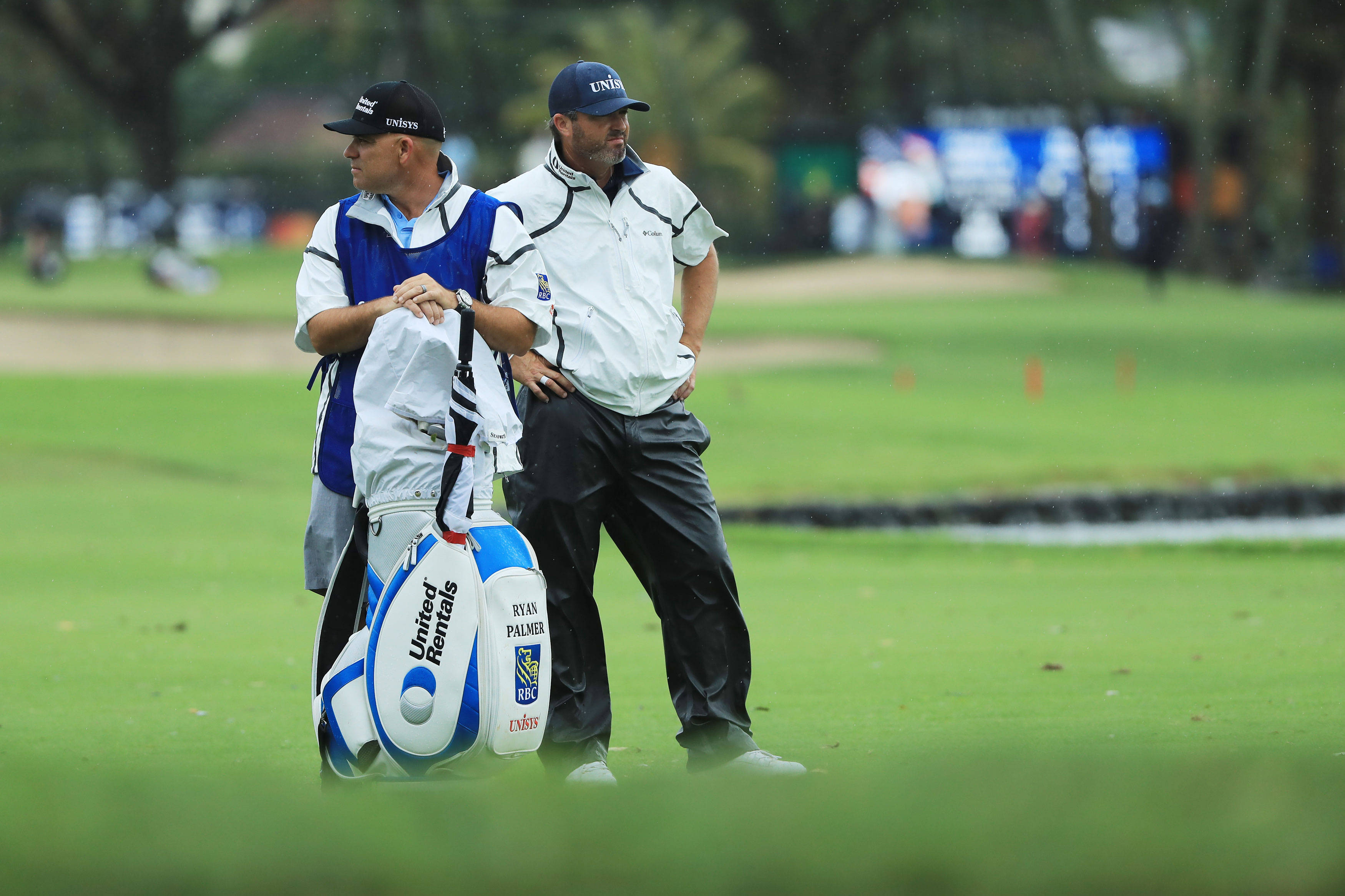Ryan Palmer, caddie, rain gear, 2K Desktop Wallpaper