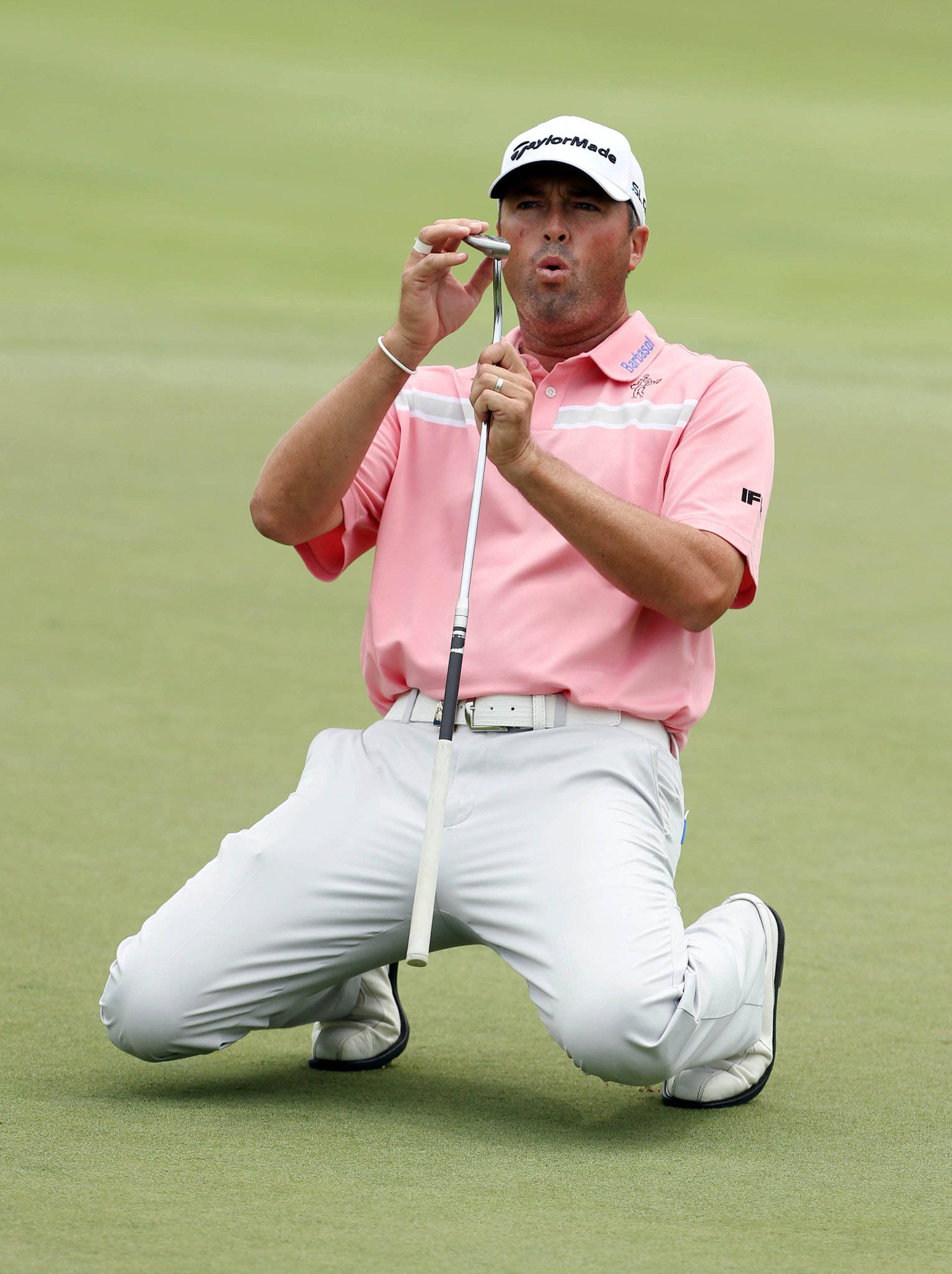 Ryan Palmer, pink shirt, kneeling on field, Full HD Phone Wallpaper