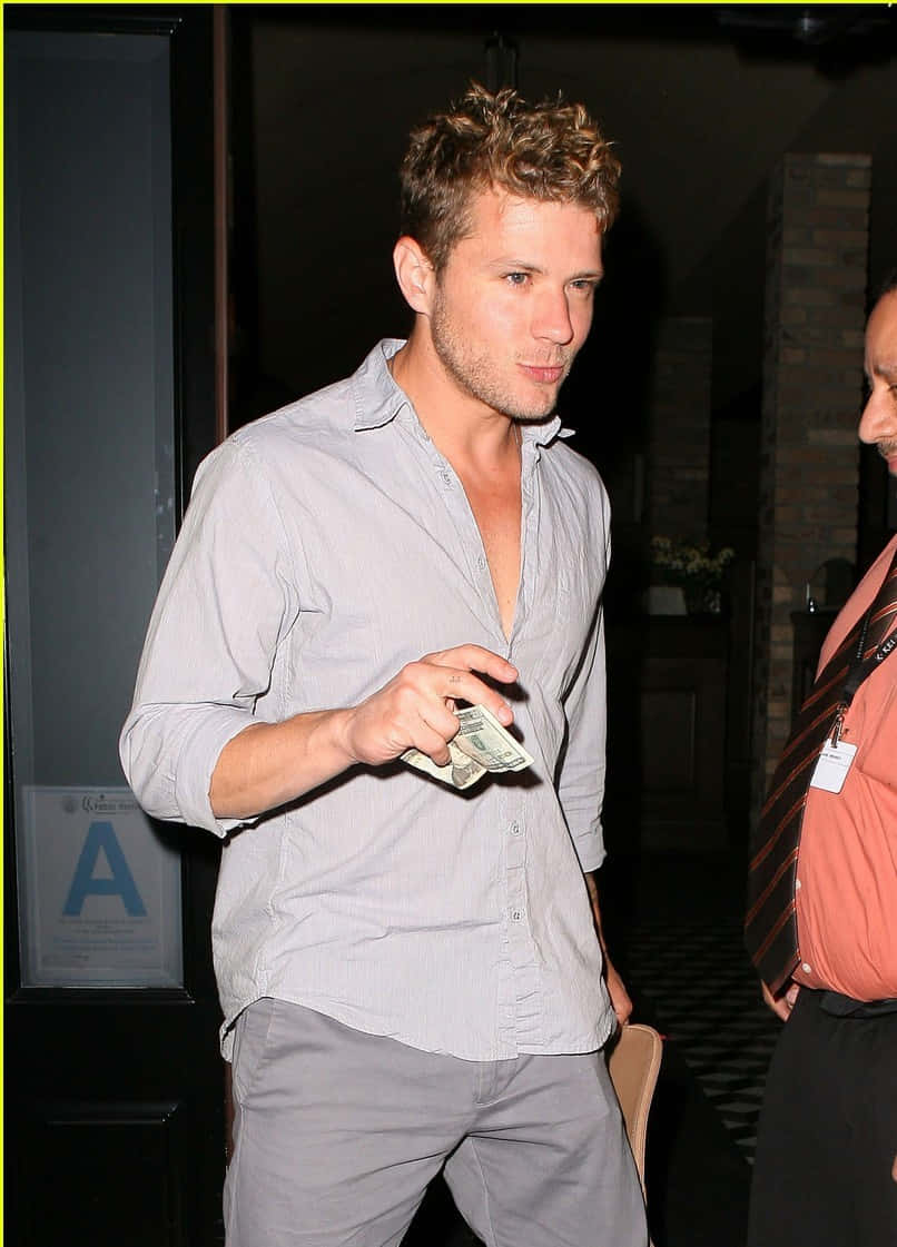 Ryan Phillippe, candid event, light gray shirt, SD Phone Wallpaper