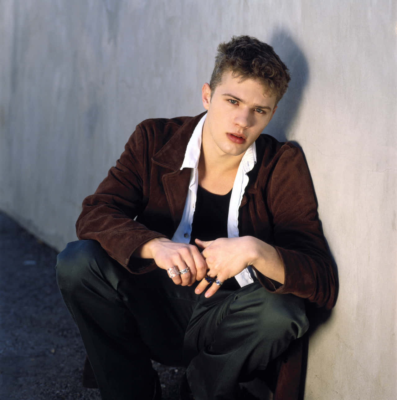 Ryan Phillippe, curly hair, concrete wall, HD Phone Wallpaper