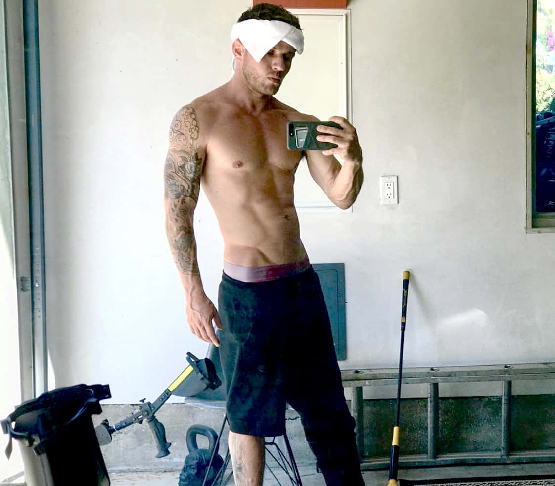 Ryan Phillippe, white eye patch, garage, SD Desktop Wallpaper
