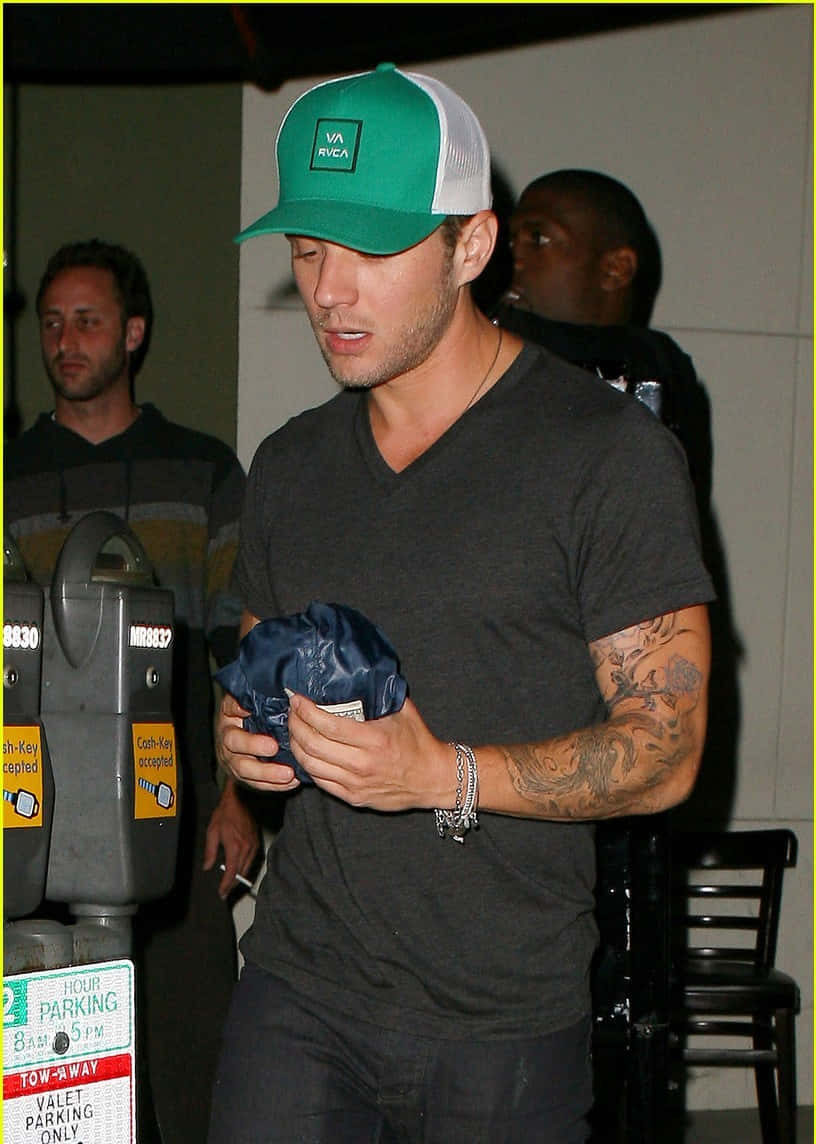 Ryan Phillippe, green cap, grey tee, SD Phone Wallpaper