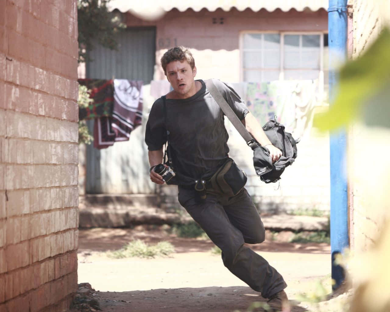 Ryan Phillippe, dark gear, sunlit alleyway, HD Desktop Wallpaper