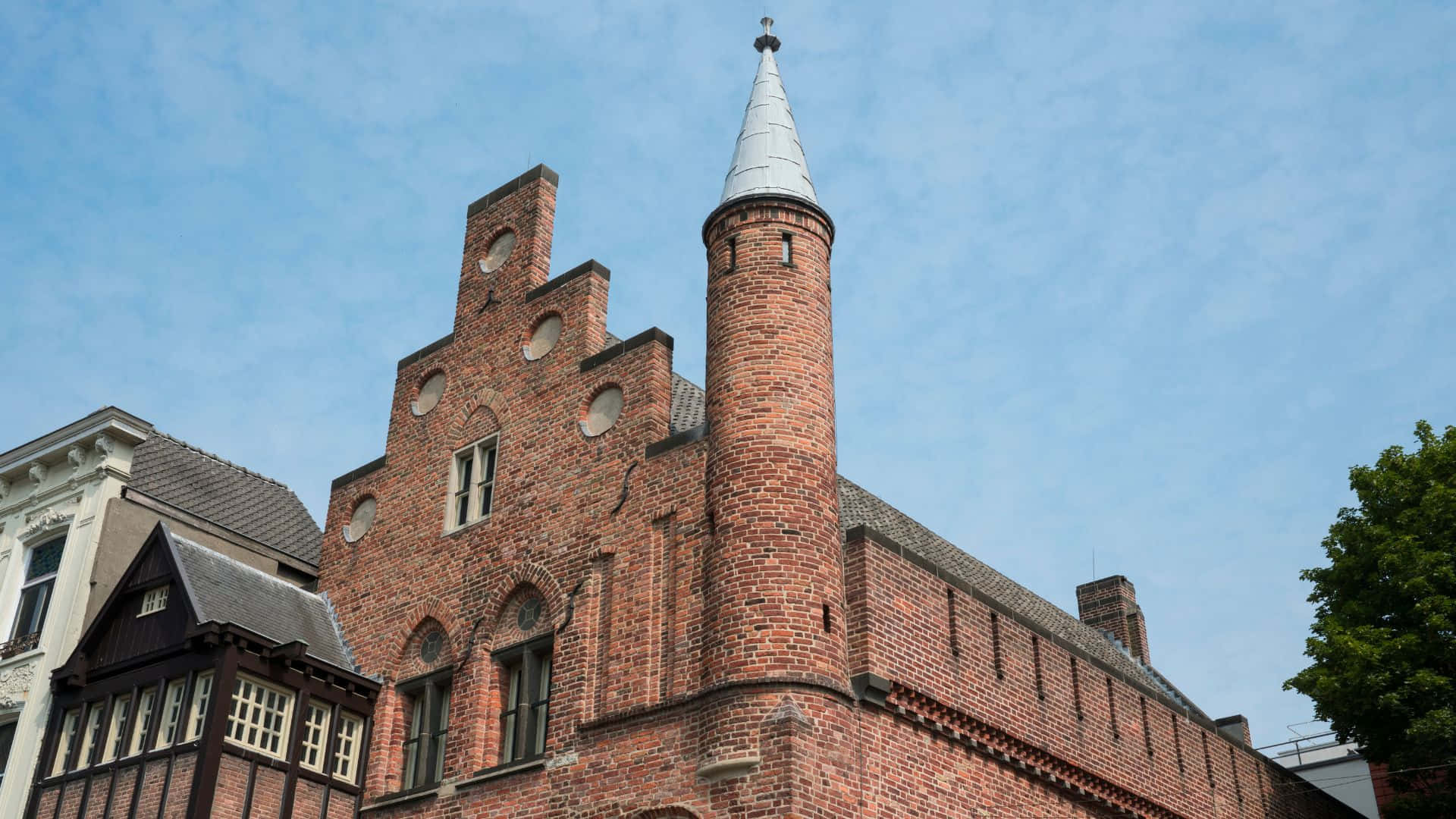 S-hertogenbosch, traditional dutch architecture, historic brick building, Full HD Desktop Wallpaper