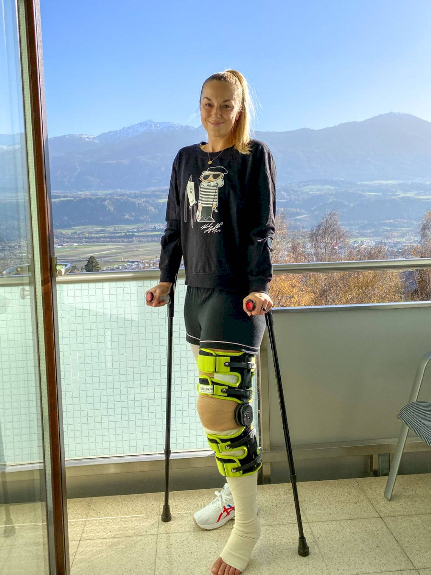 Sabine Lisicki, bright green knee brace, crutches, Full HD Phone Wallpaper