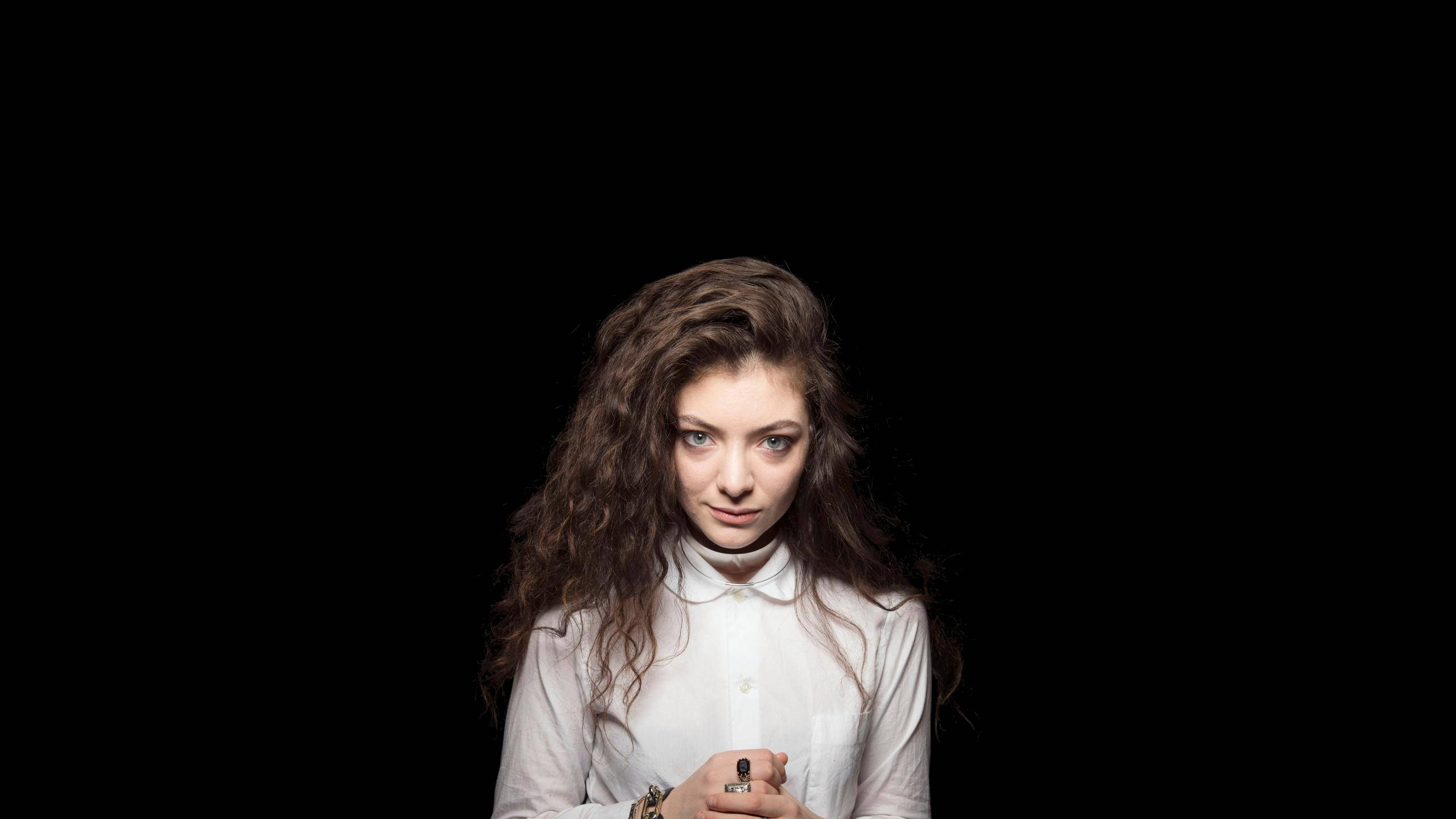 Lorde In The Spotlight Photoshoot, 2K Desktop Wallpaper