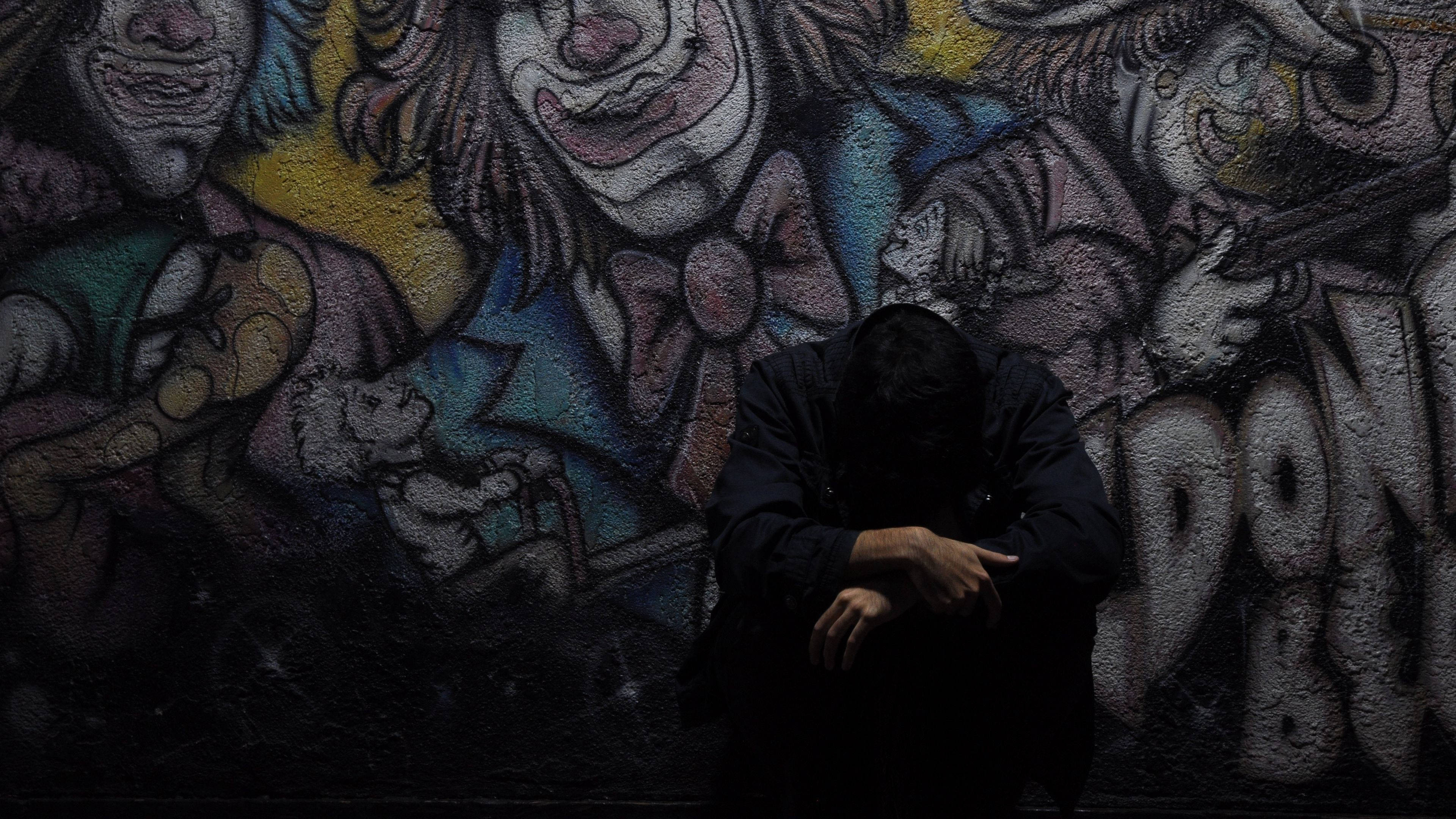 clown graffiti, dimly lit urban alley, shadowed figure, 4K Desktop Wallpaper