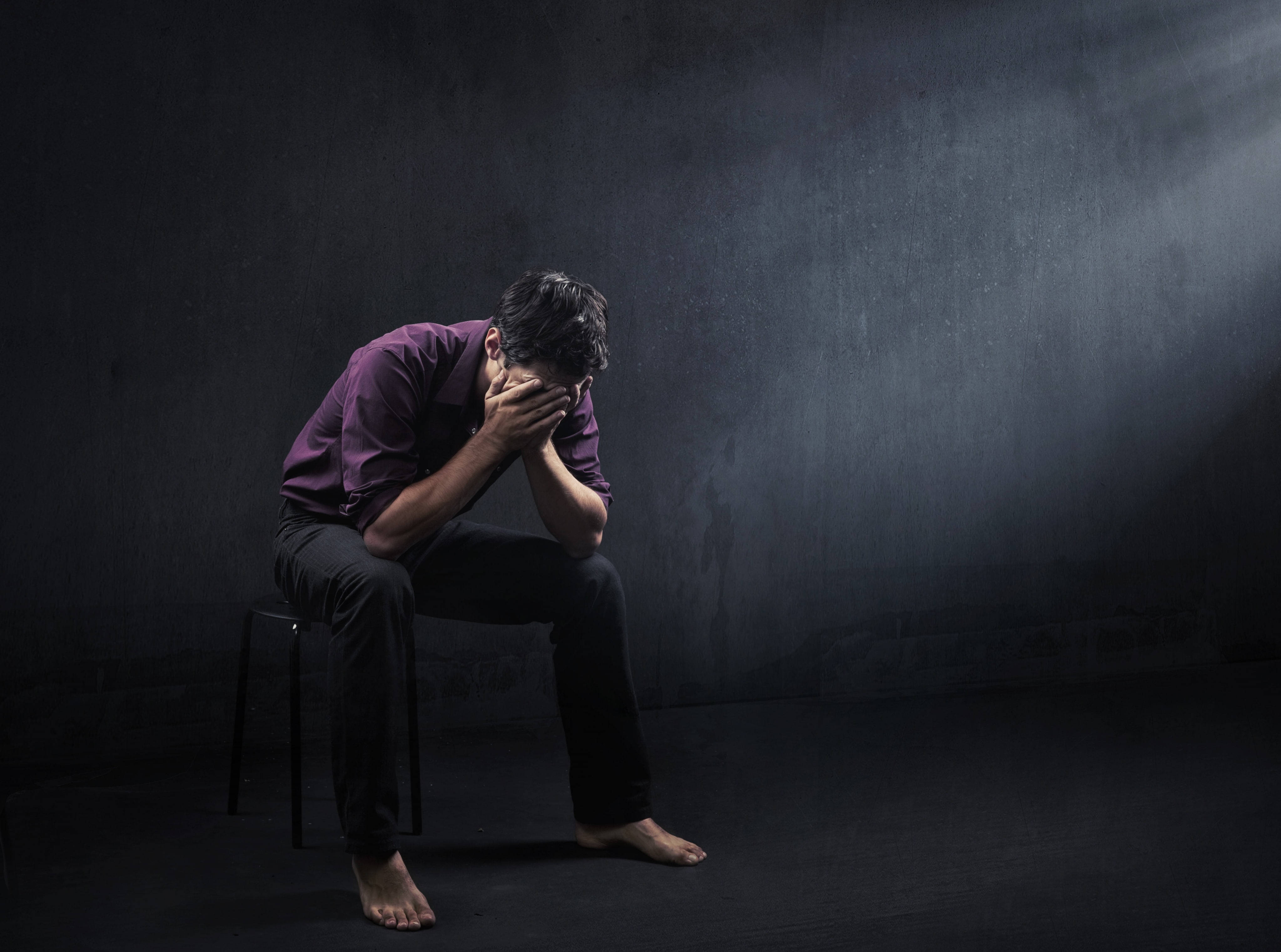 man, purple shirt, stool, 4K Desktop Wallpaper