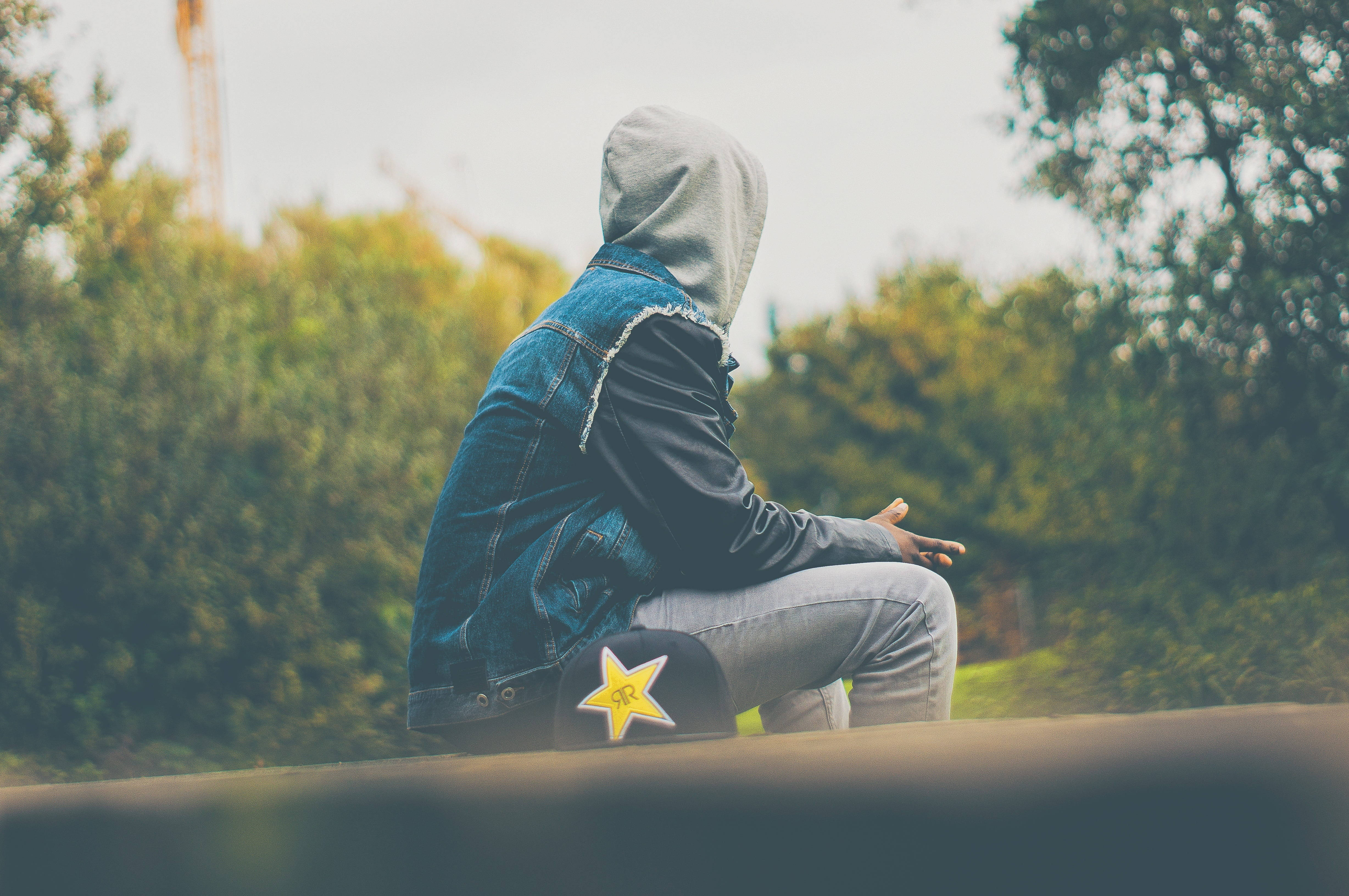hoodie, denim jacket, ledge, 4K Desktop Wallpaper