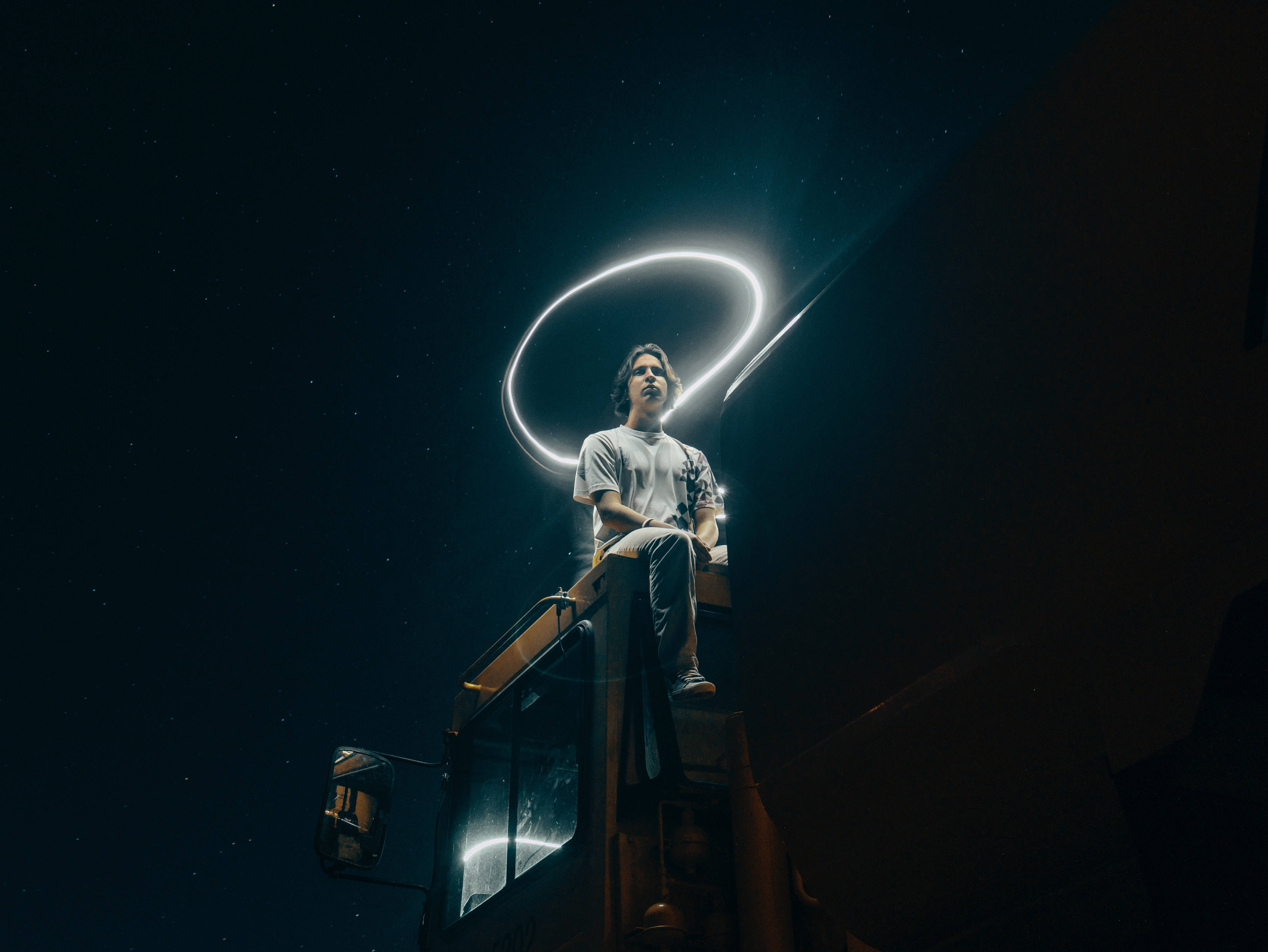 starry night sky, glowing halo, truck, 4K Desktop Wallpaper