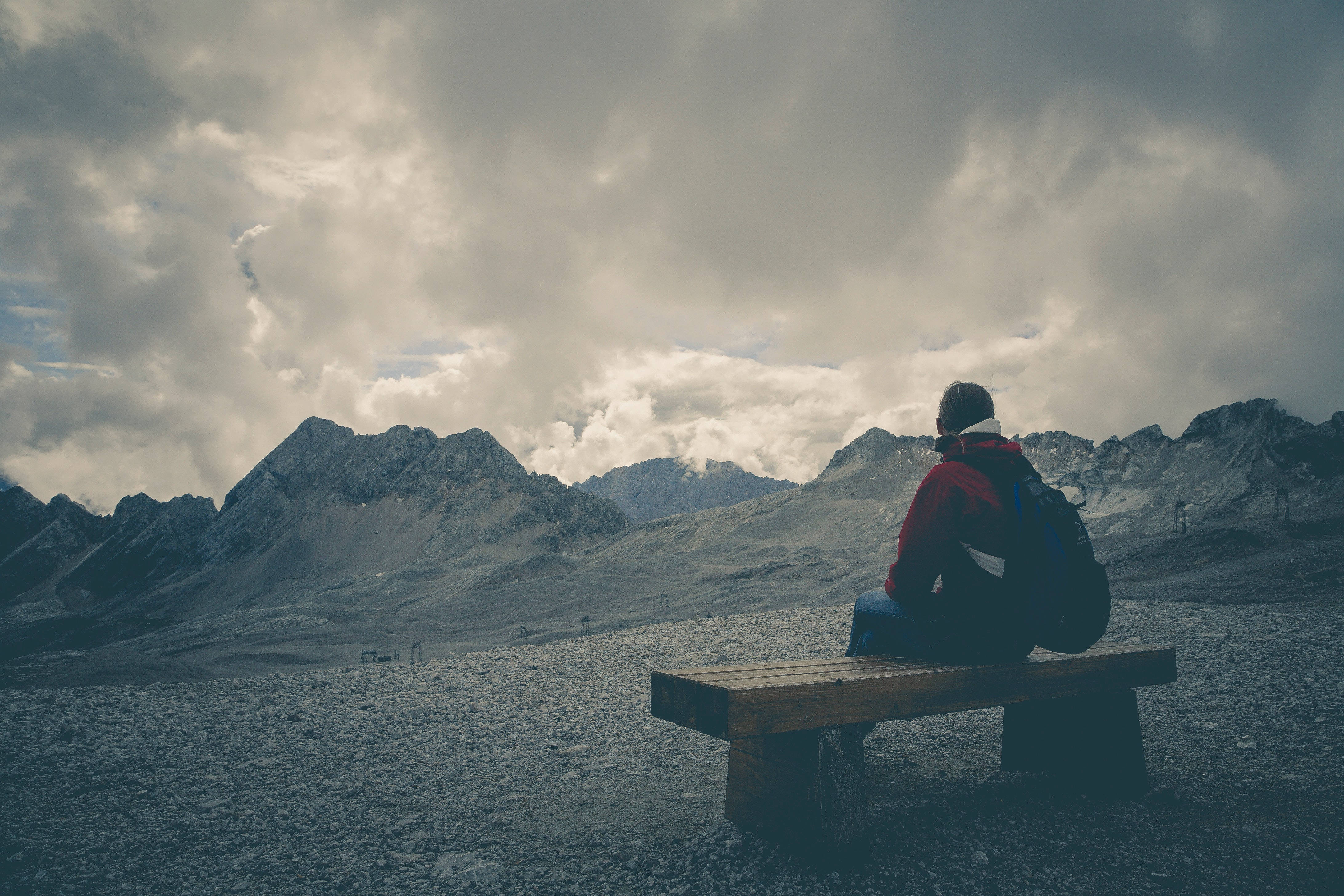 hiker, red jacket, wooden bench, 4K Desktop Wallpaper