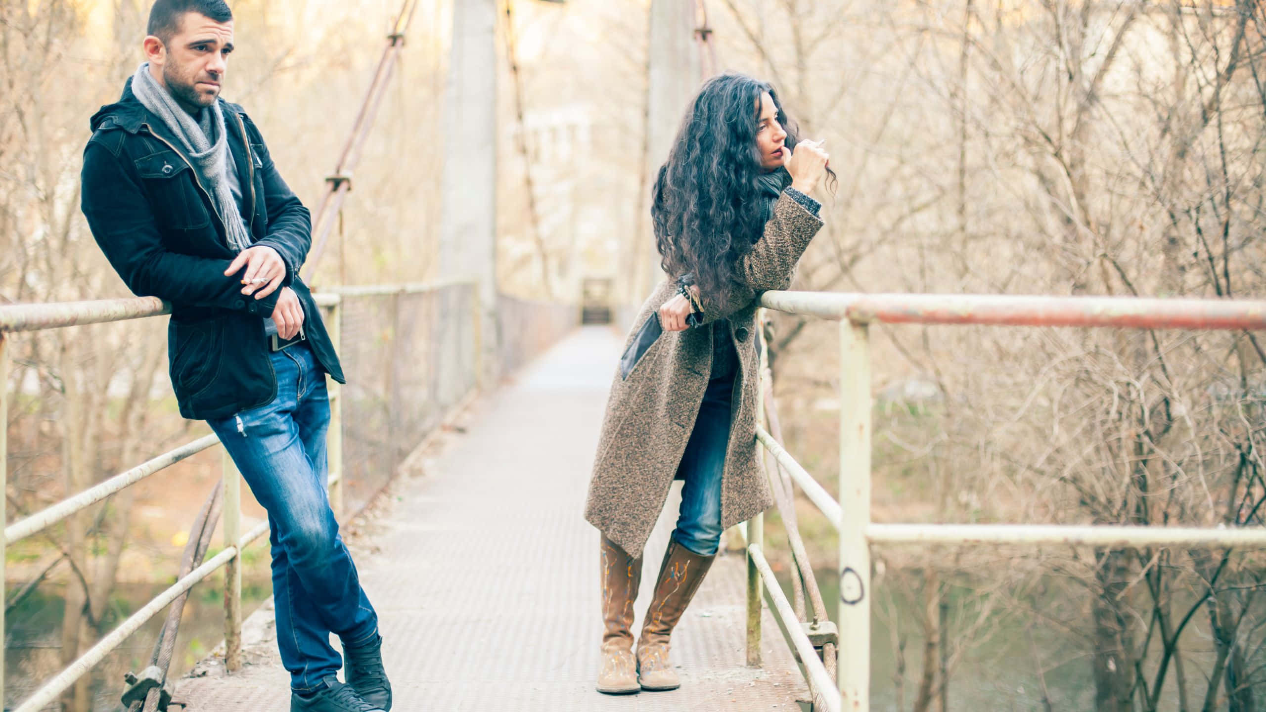 Sad Couple, bridge, rusty metal bridge, 2K Desktop Wallpaper