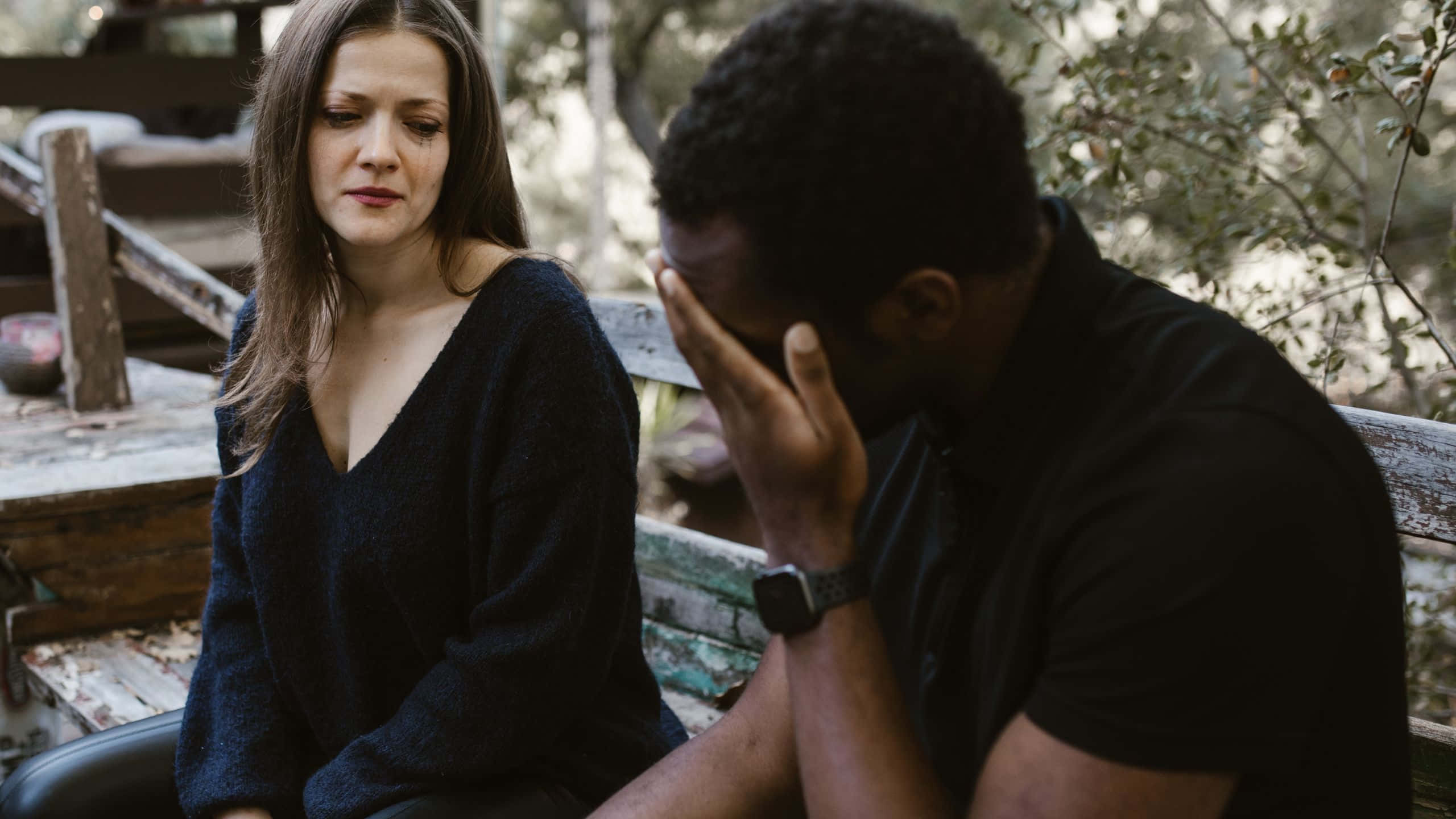 Sad Couple, black outfits, weathered wooden bench, 2K Desktop Wallpaper