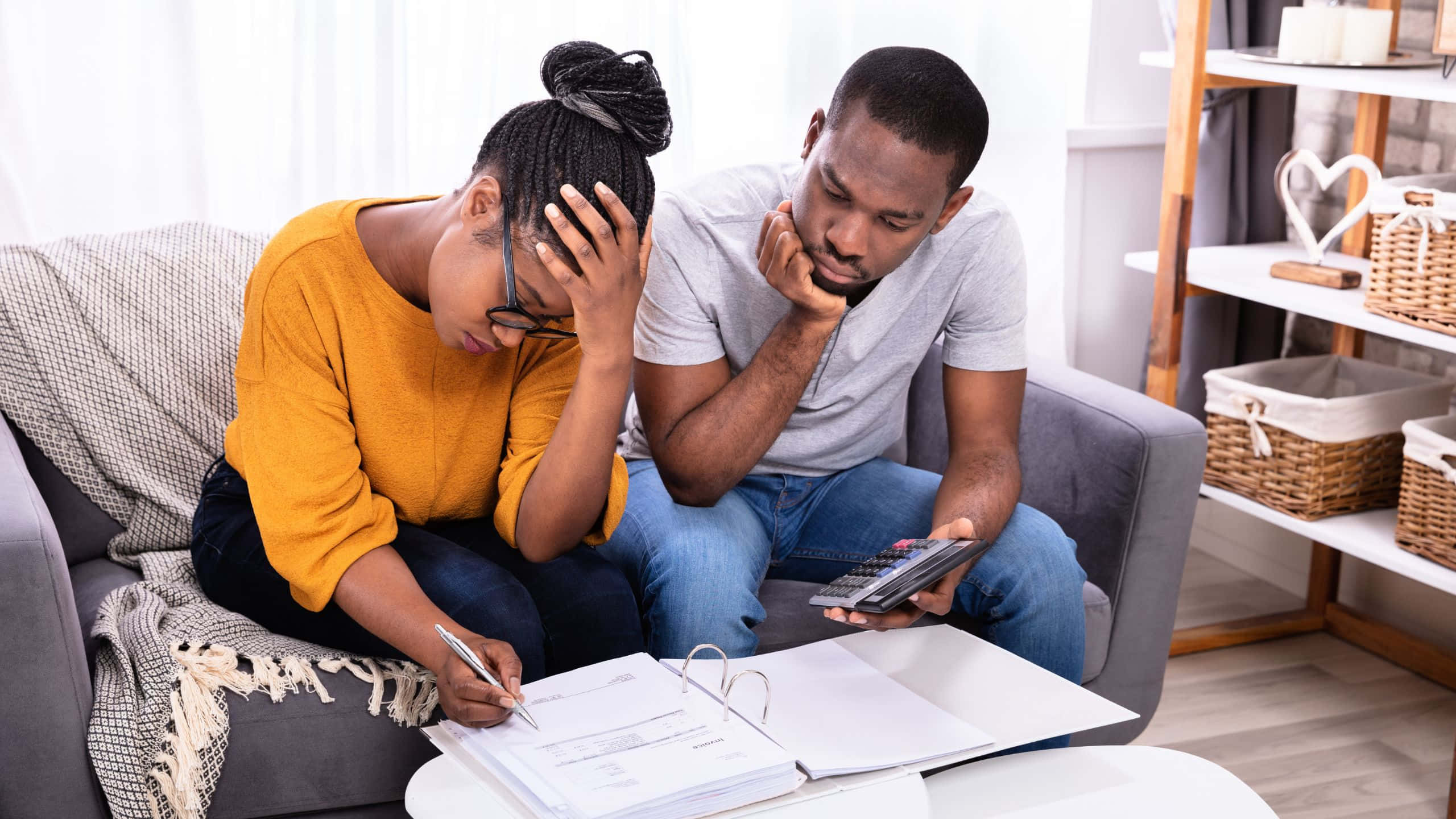 Sad Couple, couch, calculator, 2K Desktop Wallpaper